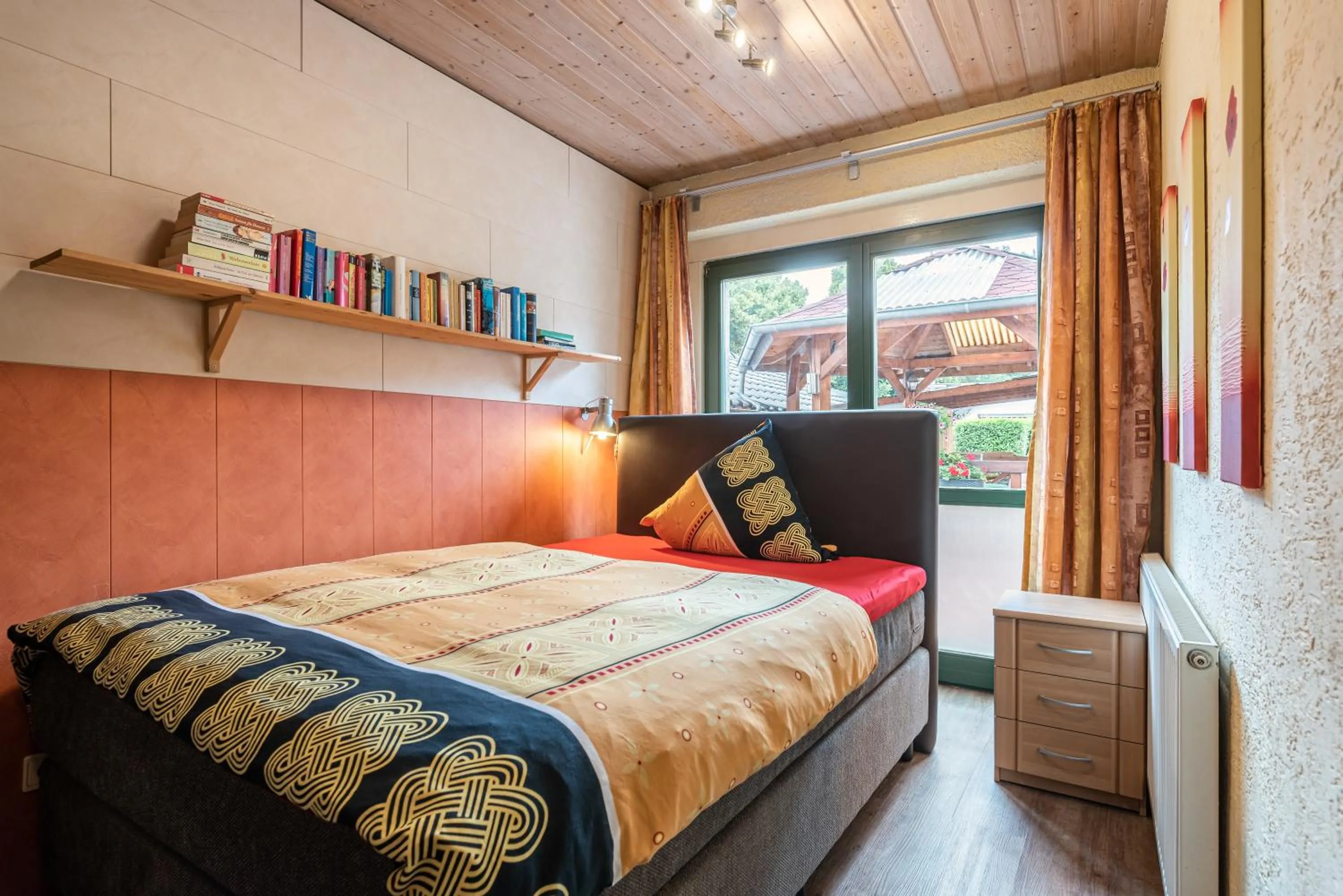 Bed in AKZENT Land-Hotel Zum Schwan, Garni WEILERSWIST-METTERNICH, 3 E-LADESTATIONEN, Nähe PHANTASIALAND, PALMENPARADIES Euskirchen