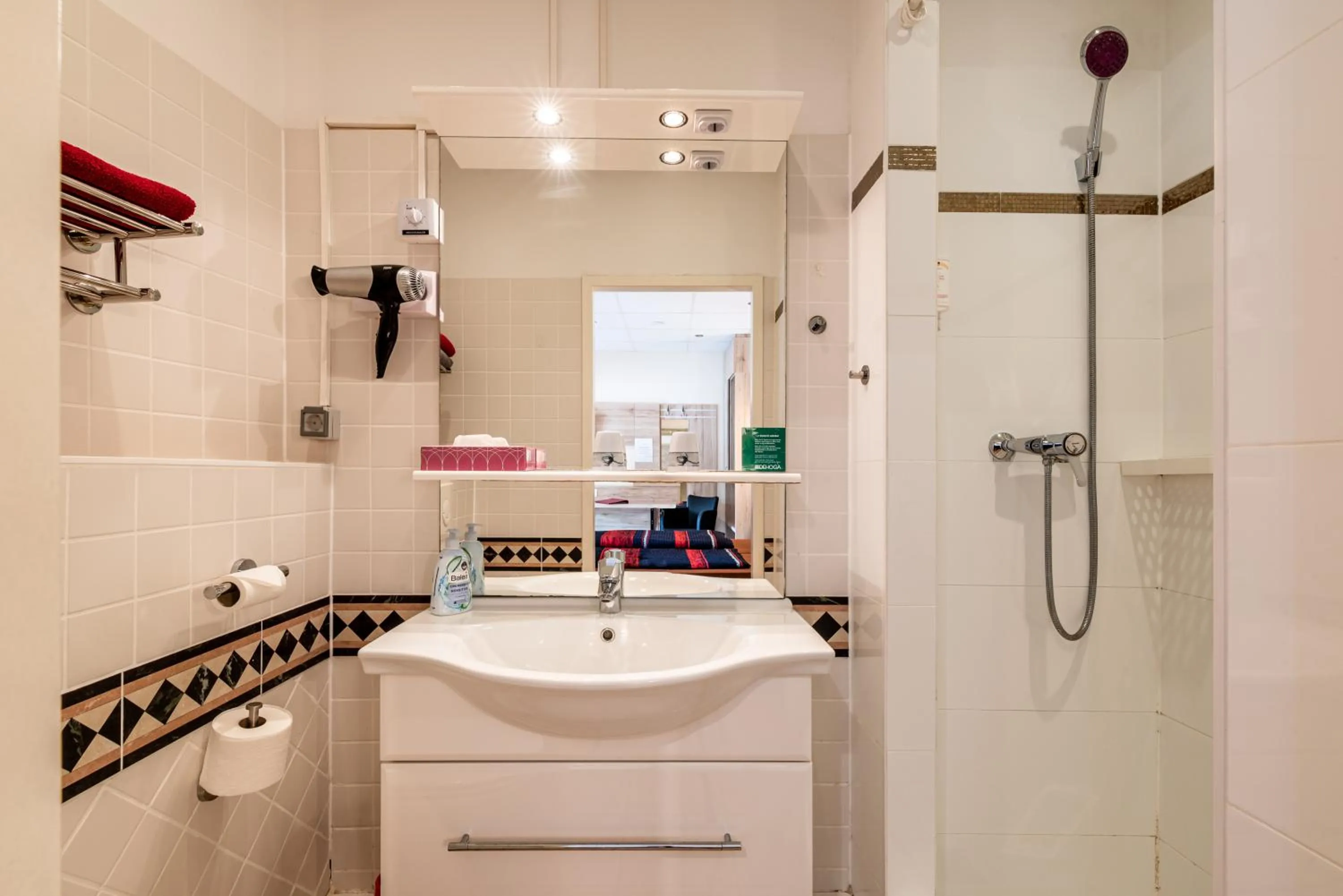 Shower in AKZENT Land-Hotel Zum Schwan, Garni WEILERSWIST-METTERNICH, 3 E-LADESTATIONEN, Nähe PHANTASIALAND, PALMENPARADIES Euskirchen