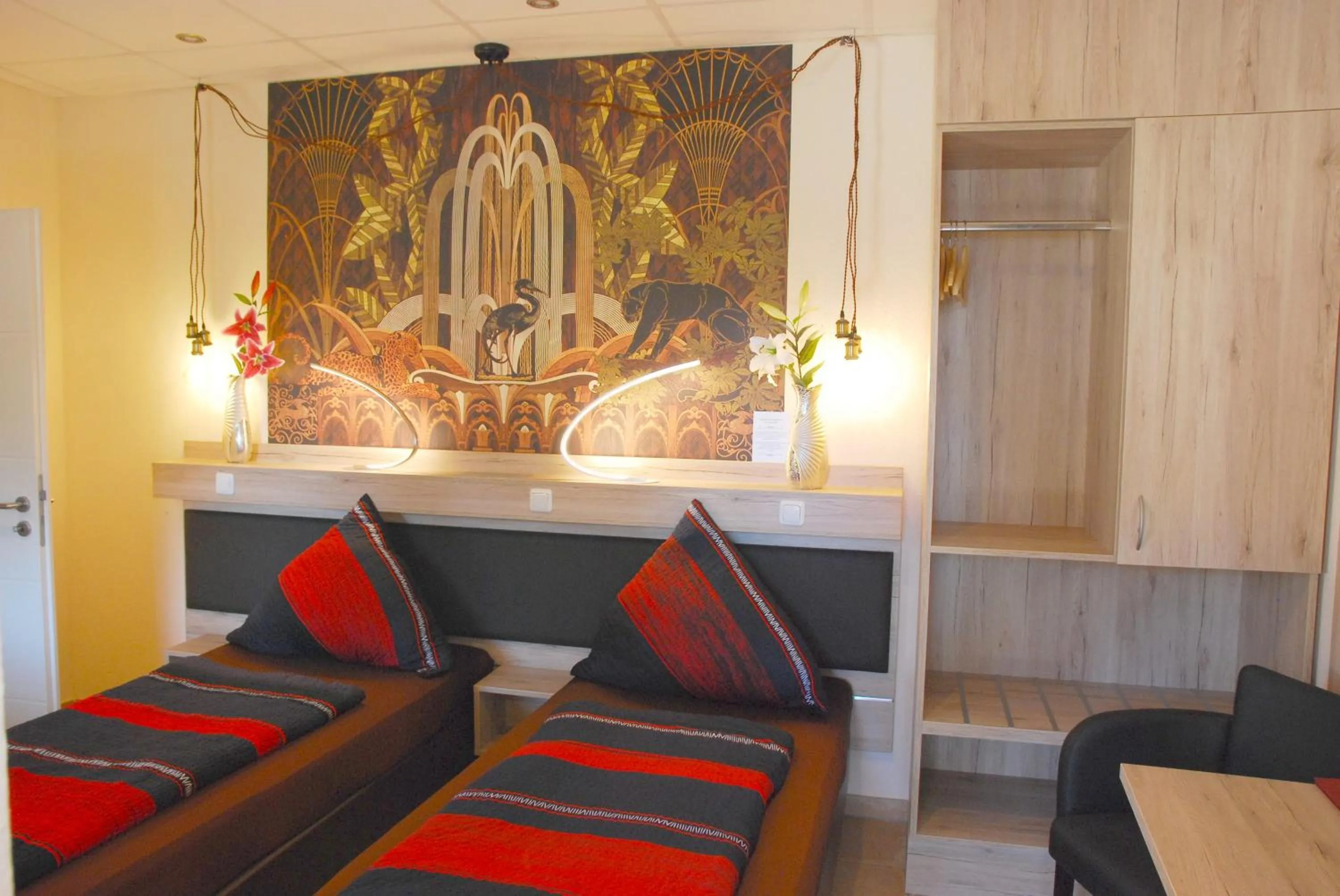 Photo of the whole room in AKZENT Land-Hotel Zum Schwan, Garni WEILERSWIST-METTERNICH, 3 E-LADESTATIONEN, Nähe PHANTASIALAND, PALMENPARADIES Euskirchen