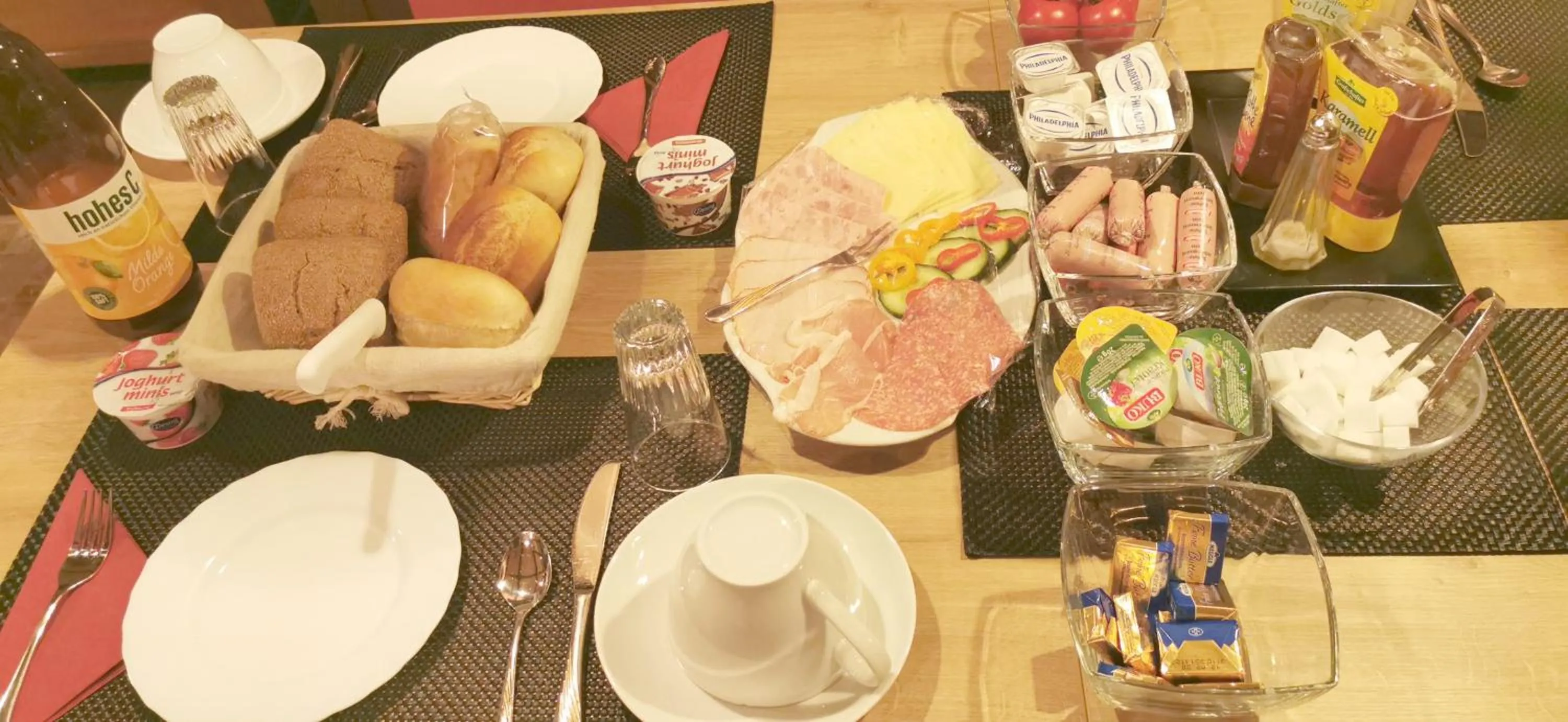 Food and drinks in AKZENT Land-Hotel Zum Schwan, Garni WEILERSWIST-METTERNICH, 3 E-LADESTATIONEN, Nähe PHANTASIALAND, PALMENPARADIES Euskirchen