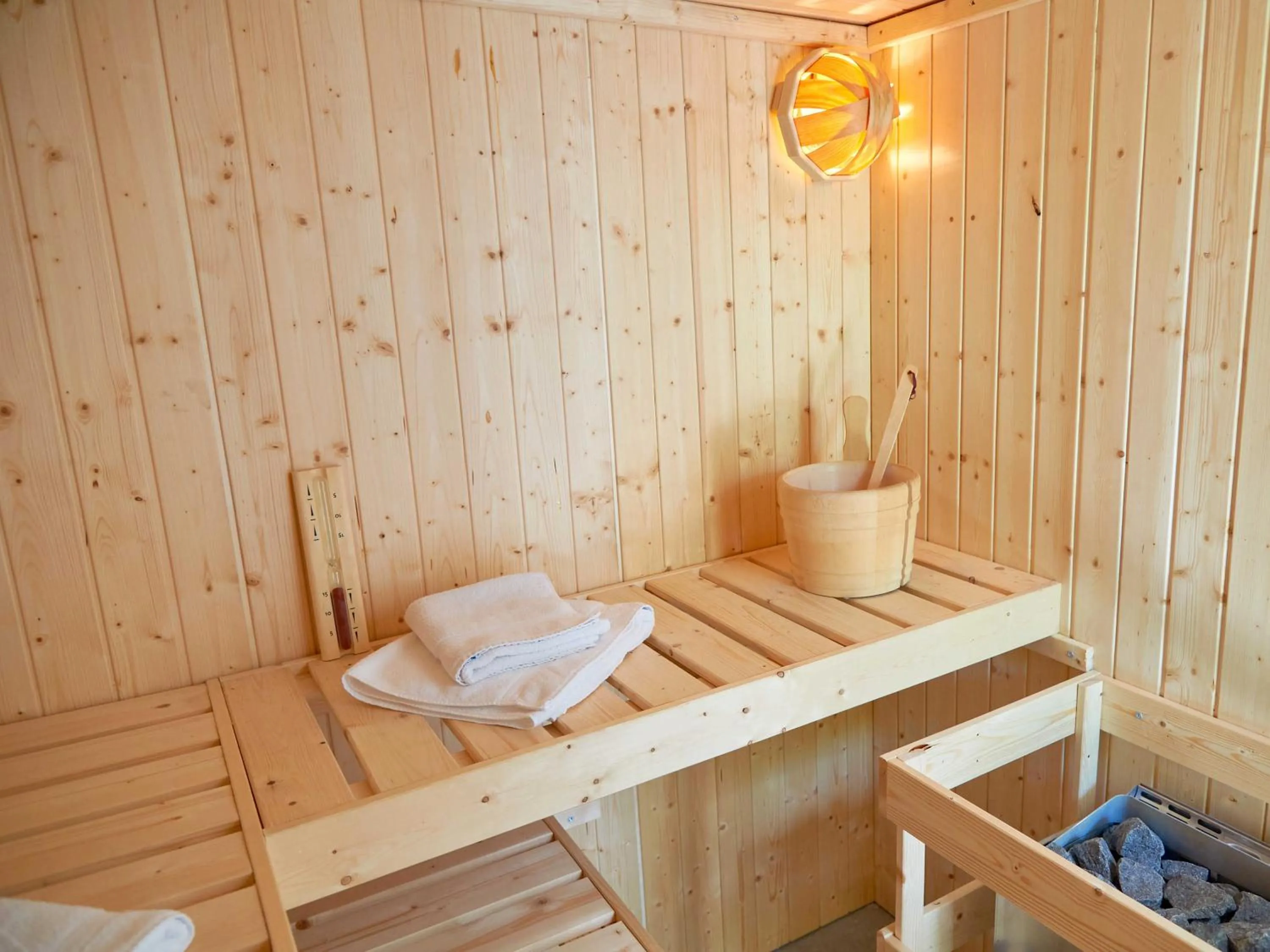 Bed in Ferienhaus Klünderberg in Binz mit Kamin, Terrasse, Strandkorb