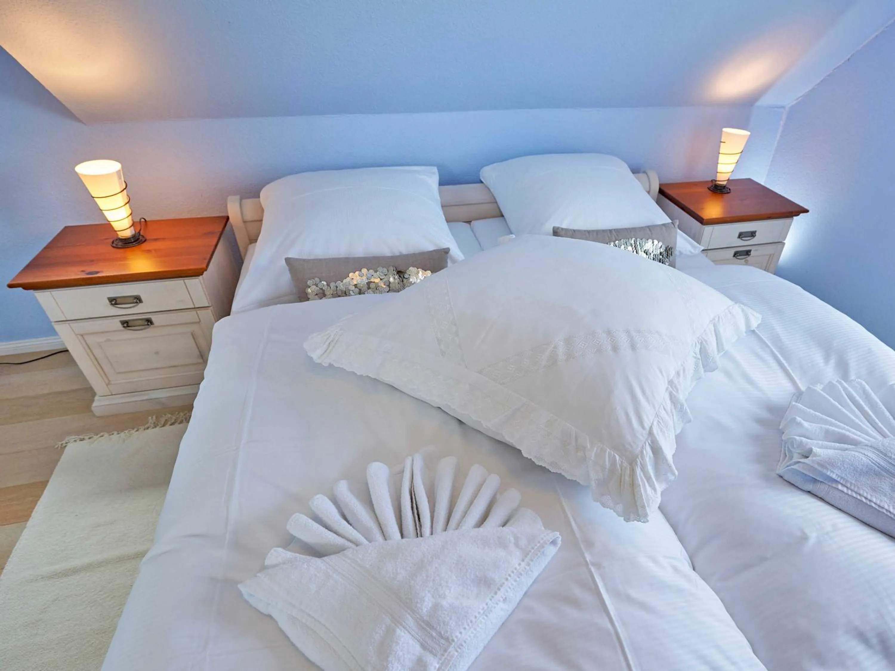 Bed in Ferienhaus Klünderberg in Binz mit Kamin, Terrasse, Strandkorb