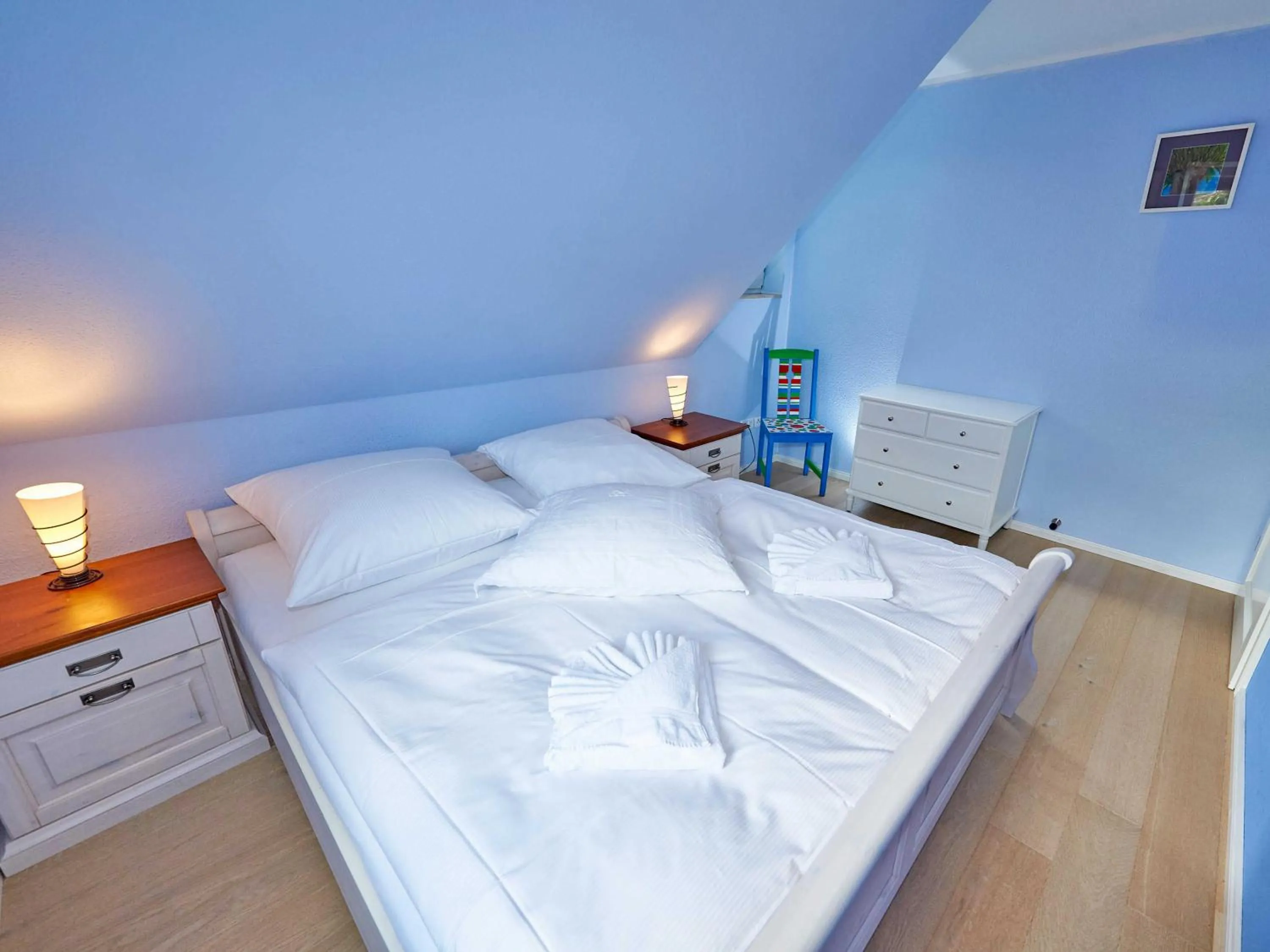 Bed in Ferienhaus Klünderberg in Binz mit Kamin, Terrasse, Strandkorb