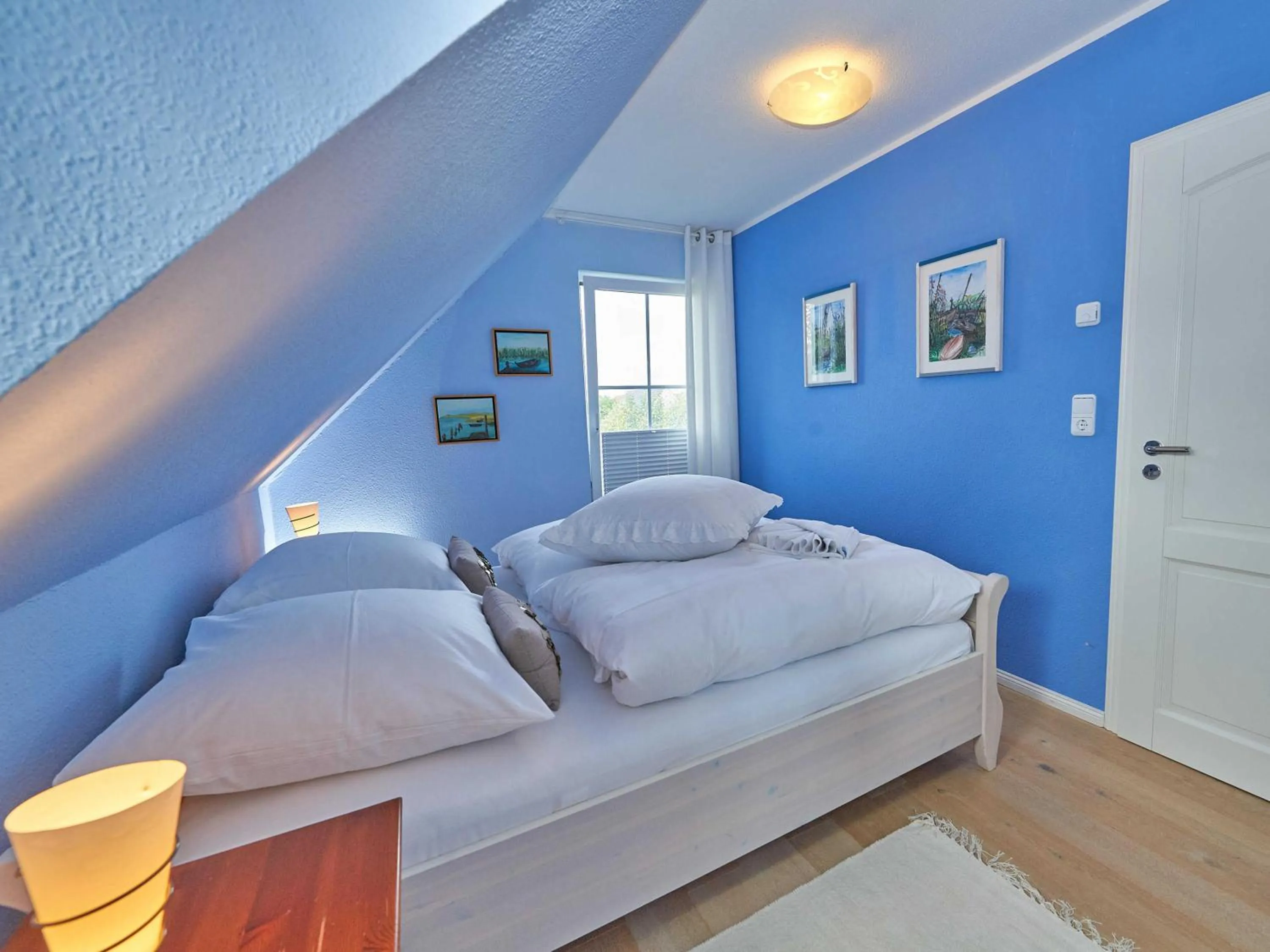 Bed in Ferienhaus Klünderberg in Binz mit Kamin, Terrasse, Strandkorb