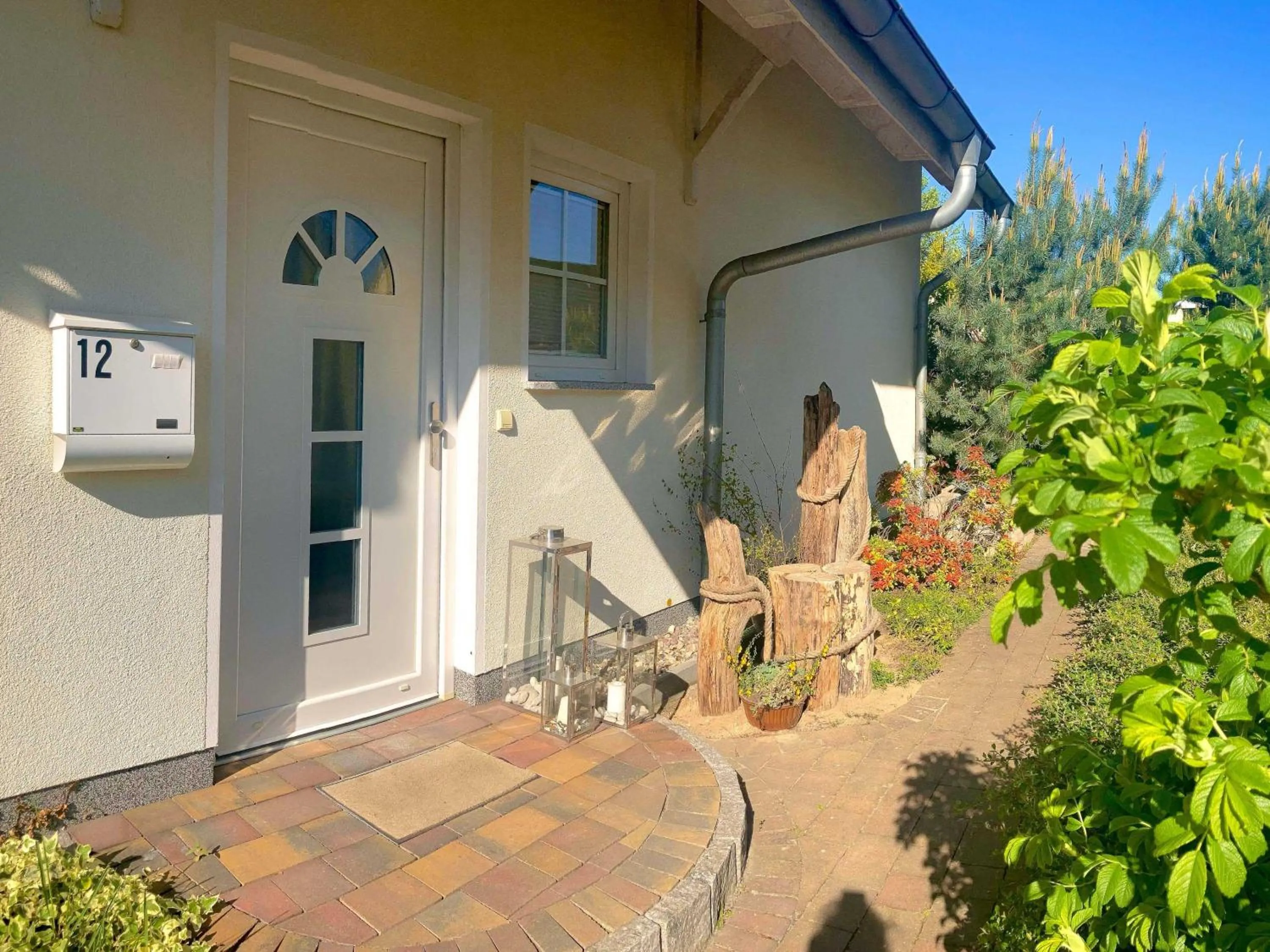 Property building in Ferienhaus Klünderberg in Binz mit Kamin, Terrasse, Strandkorb