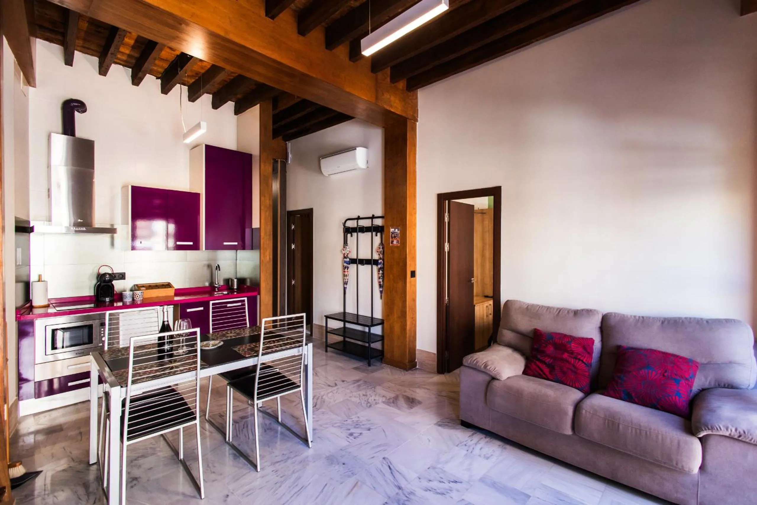 Dining area in Apartamentos Reyes Católicos