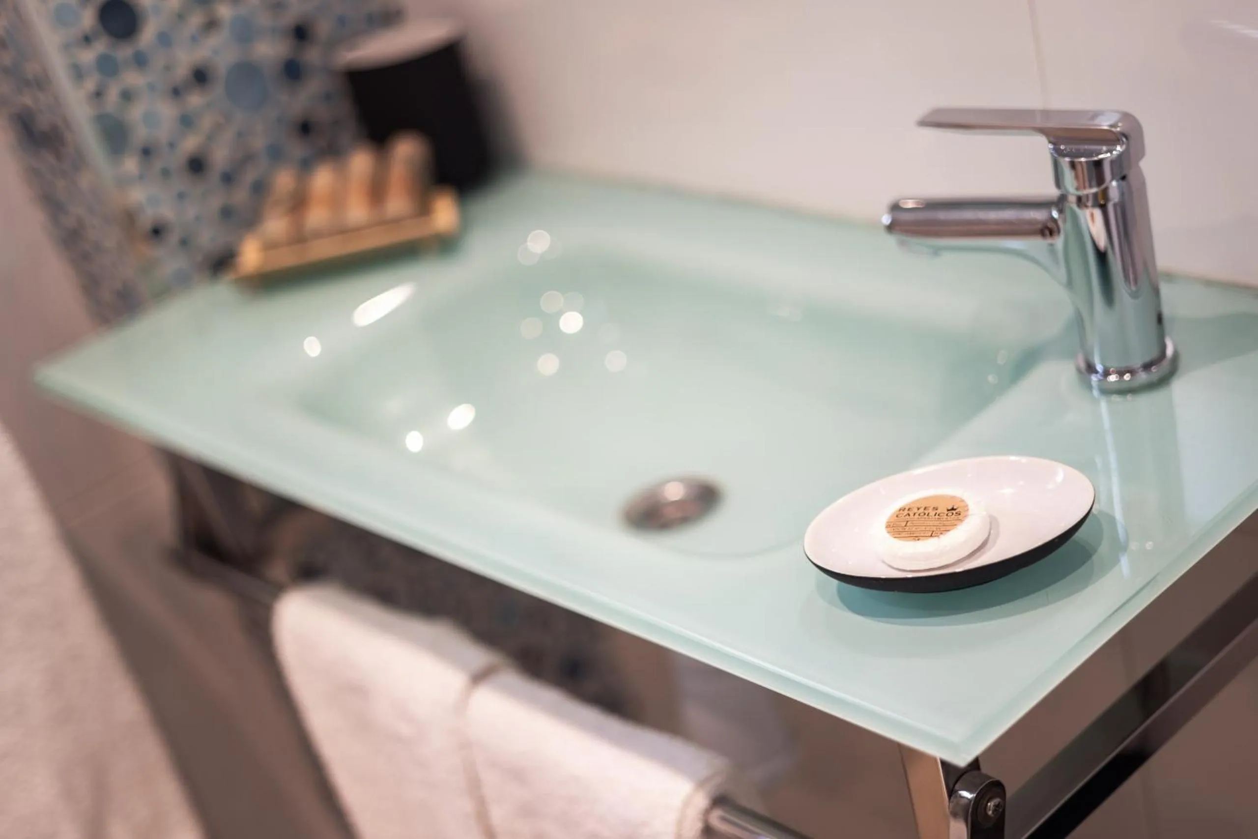 Decorative detail in Apartamentos Reyes Católicos