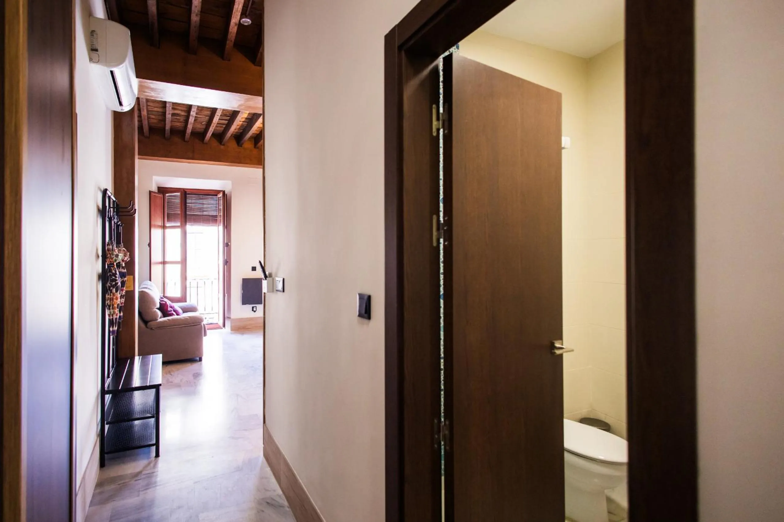 Communal lounge/ TV room in Apartamentos Reyes Católicos