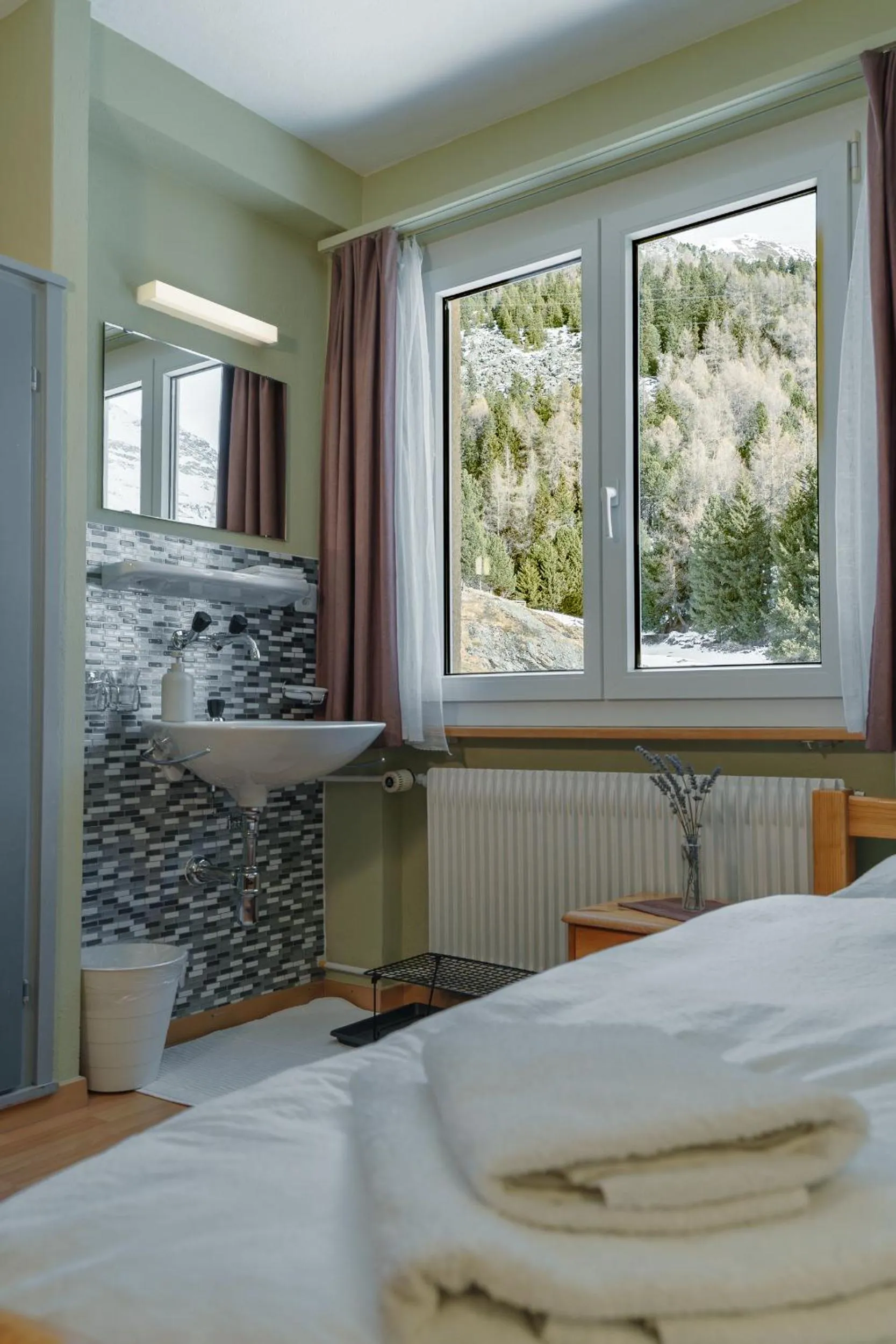 Photo of the whole room in Hotel Guidon Zimmer