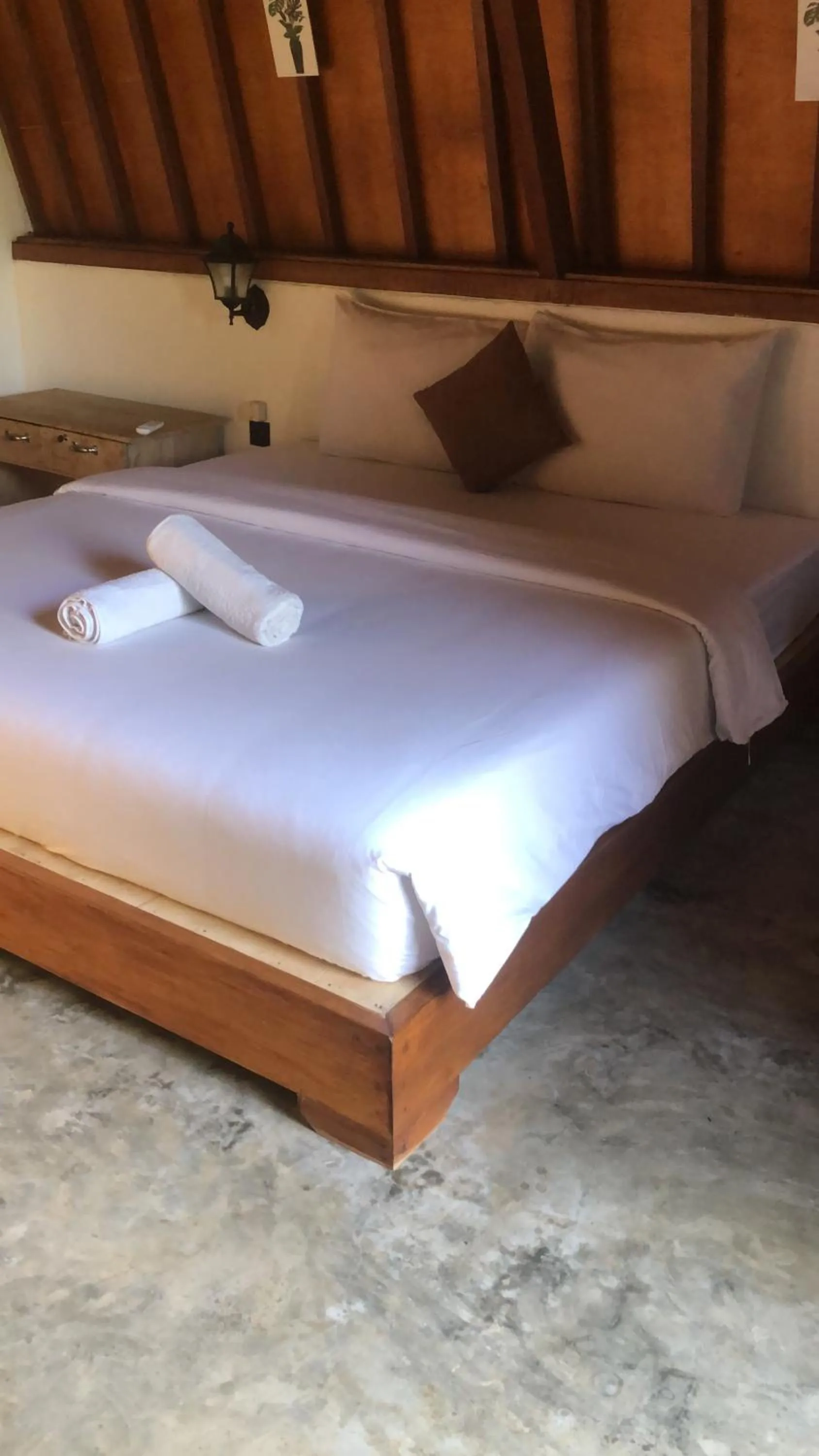 Bed in Tropical Sunday Bungalow - Surf And Stay