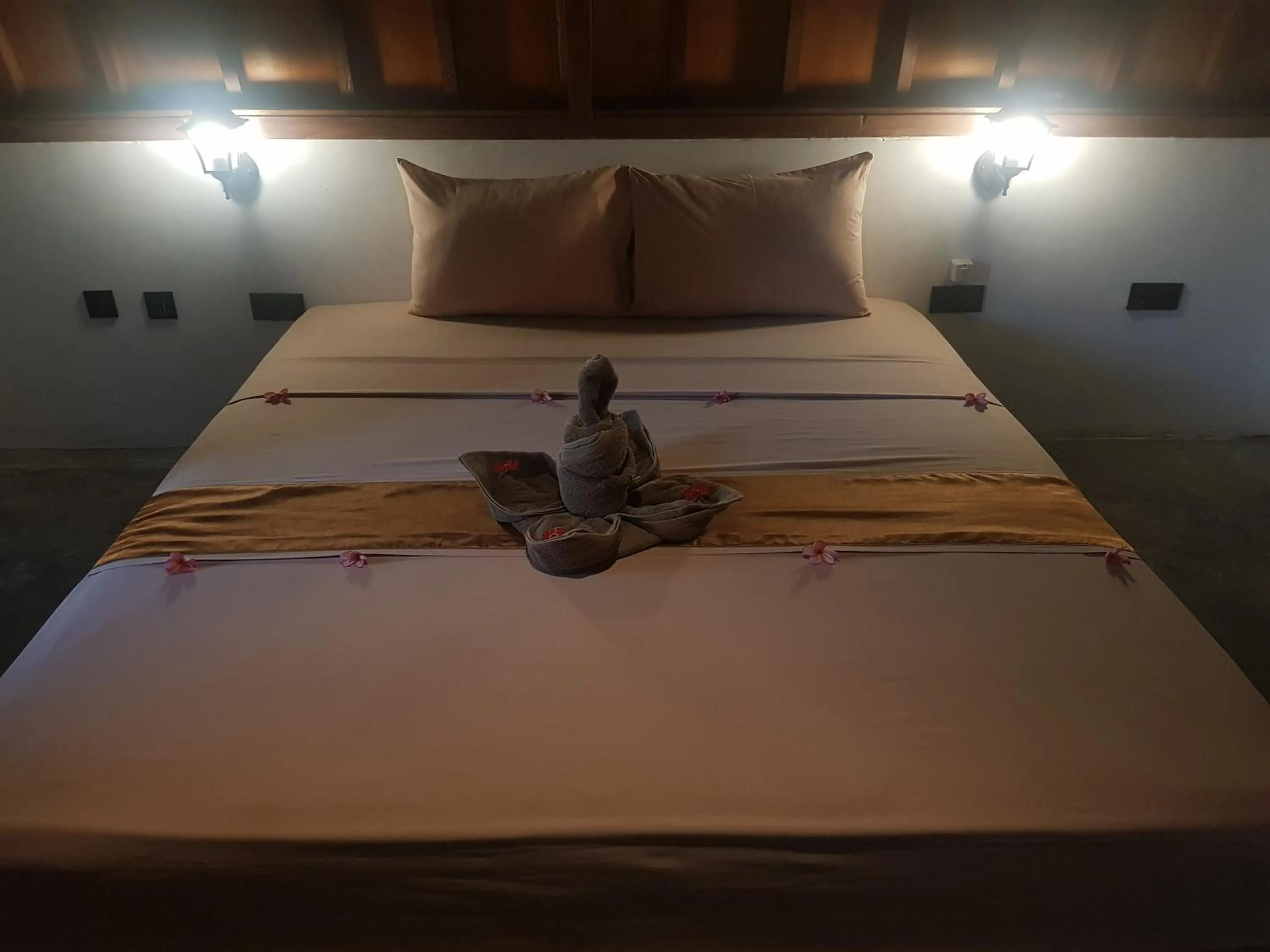 Bedroom, Bed in Tropical Sunday Bungalow - Surf And Stay