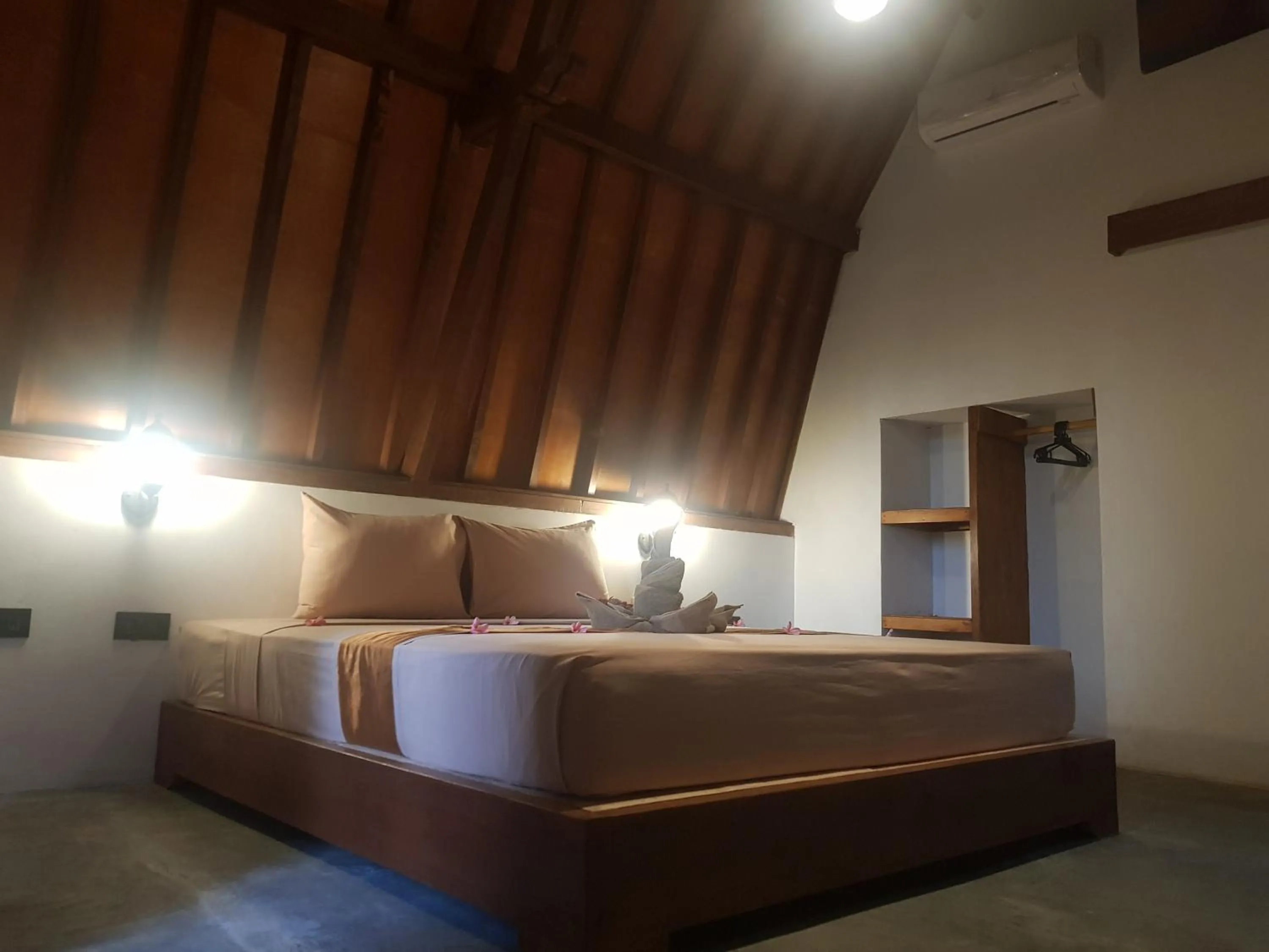 Bedroom, Bed in Tropical Sunday Bungalow - Surf And Stay