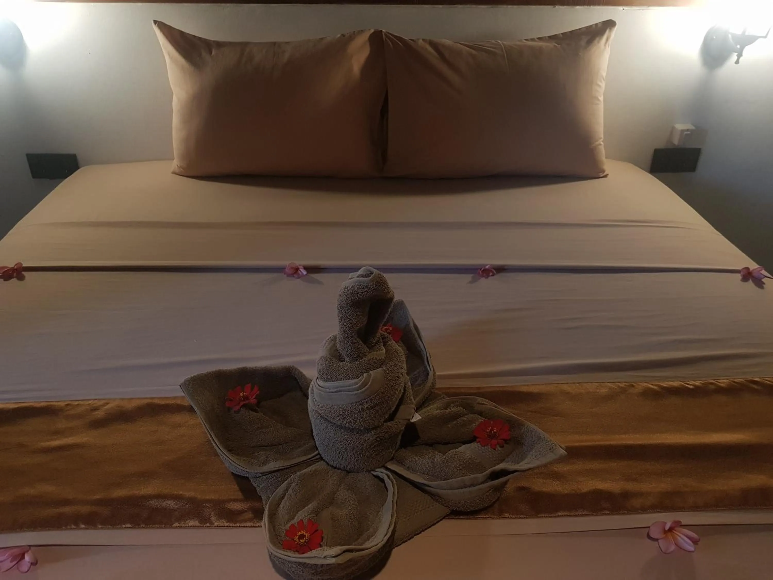 Bedroom, Bed in Tropical Sunday Bungalow - Surf And Stay