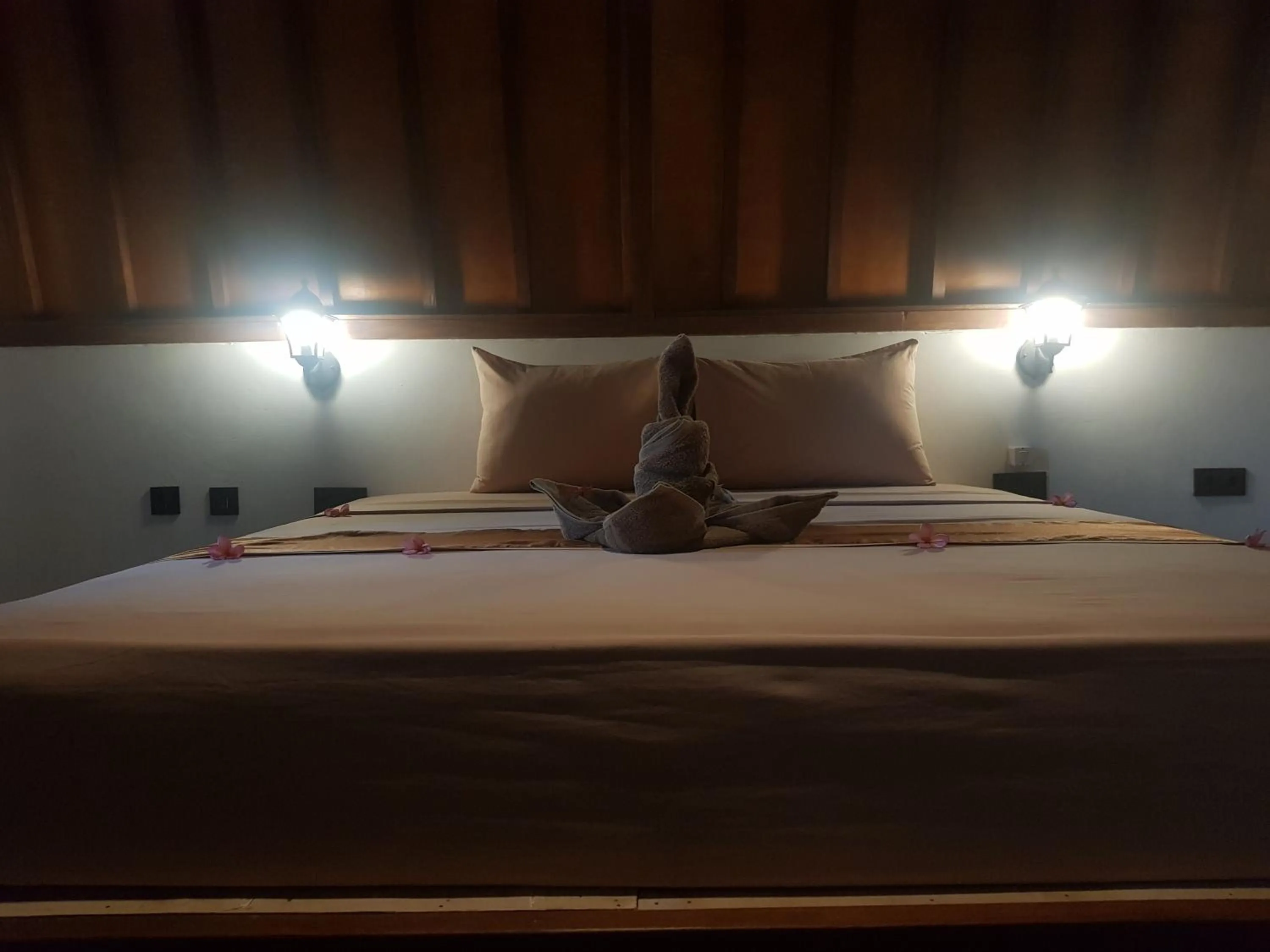 Bedroom, Bed in Tropical Sunday Bungalow - Surf And Stay