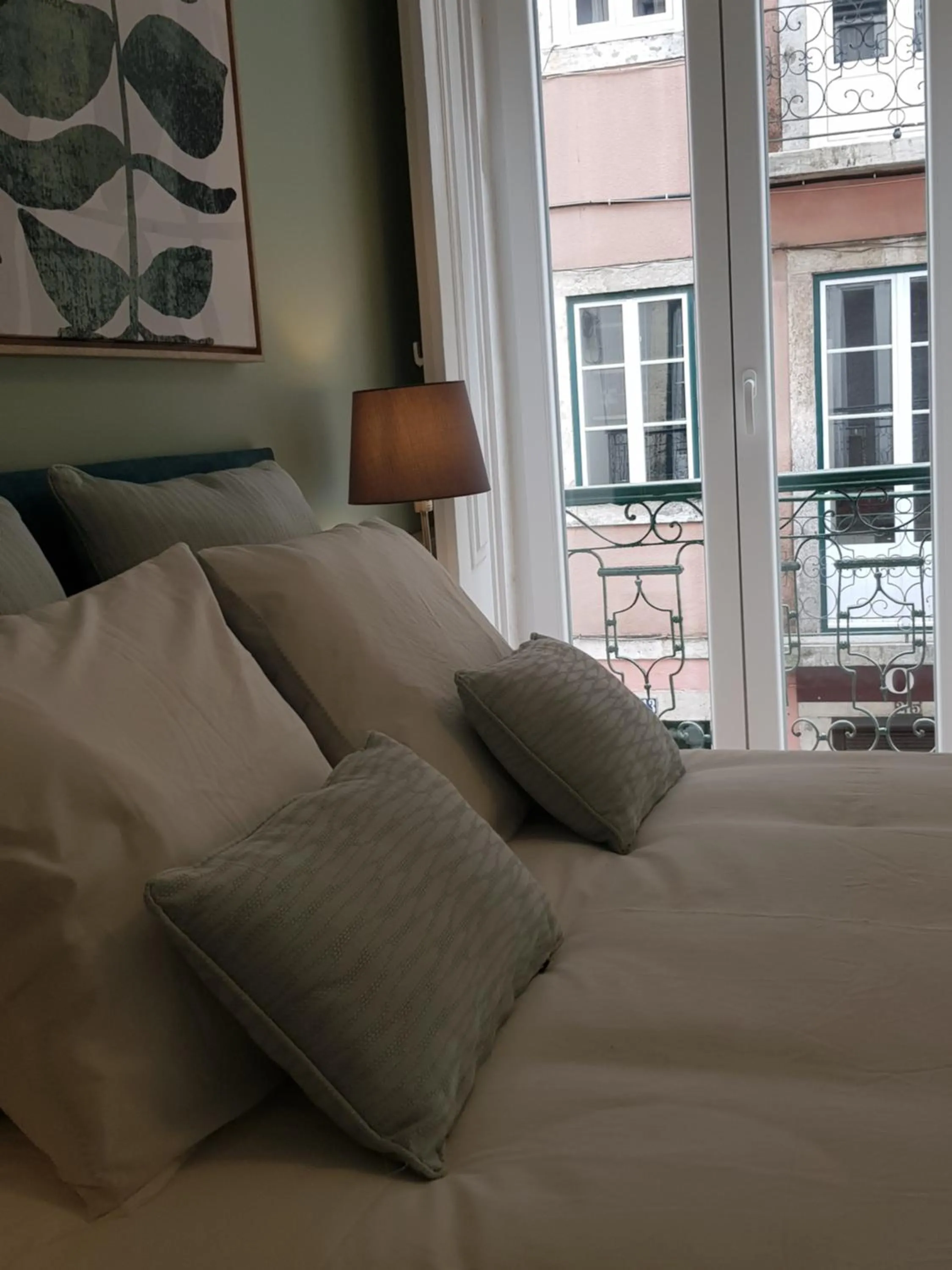 Bedroom, Bed in Minty Fresh Apartment