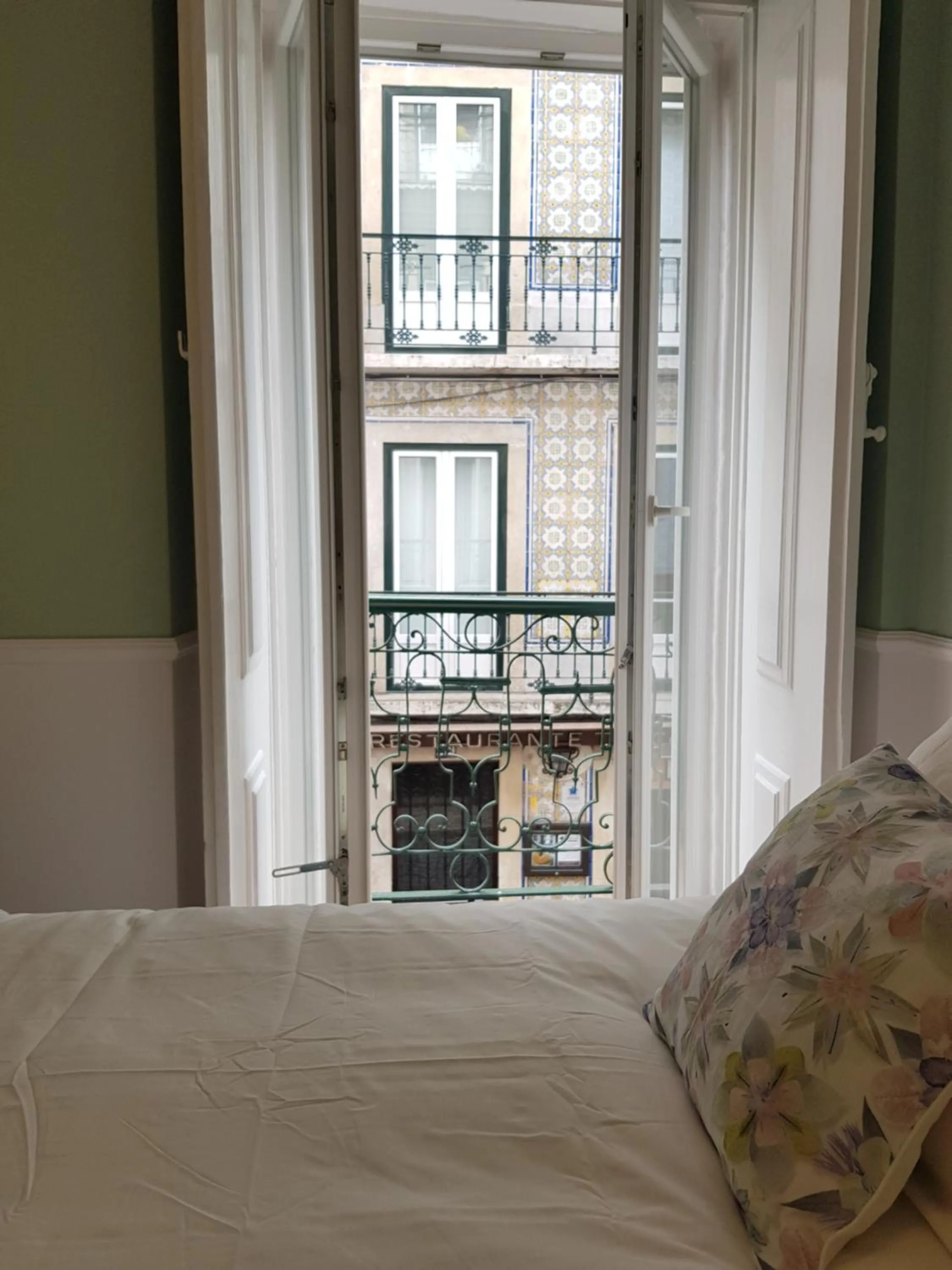 Bedroom, Bed in Minty Fresh Apartment