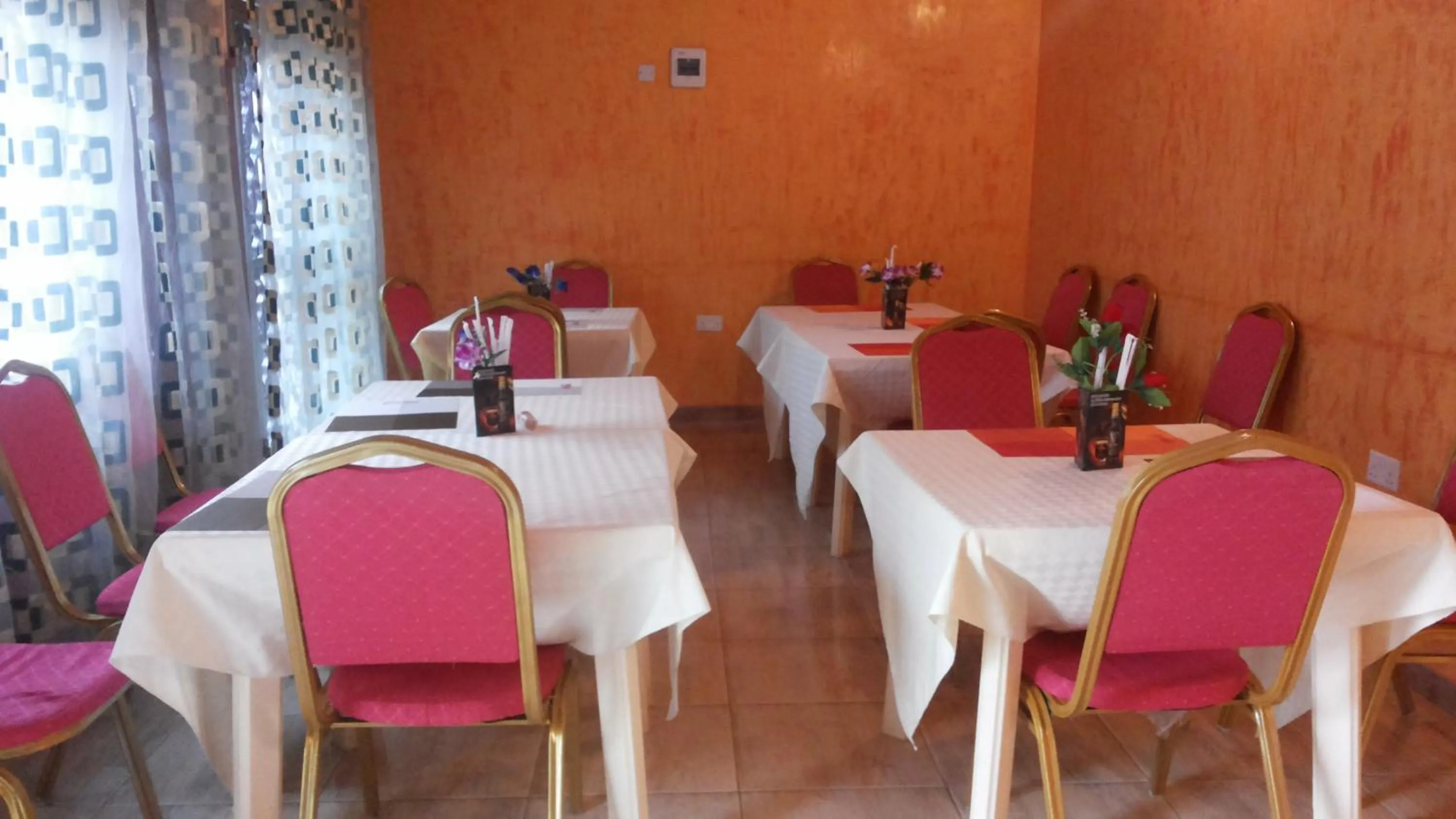 Restaurant/places to eat in Rock Shadow Hotel