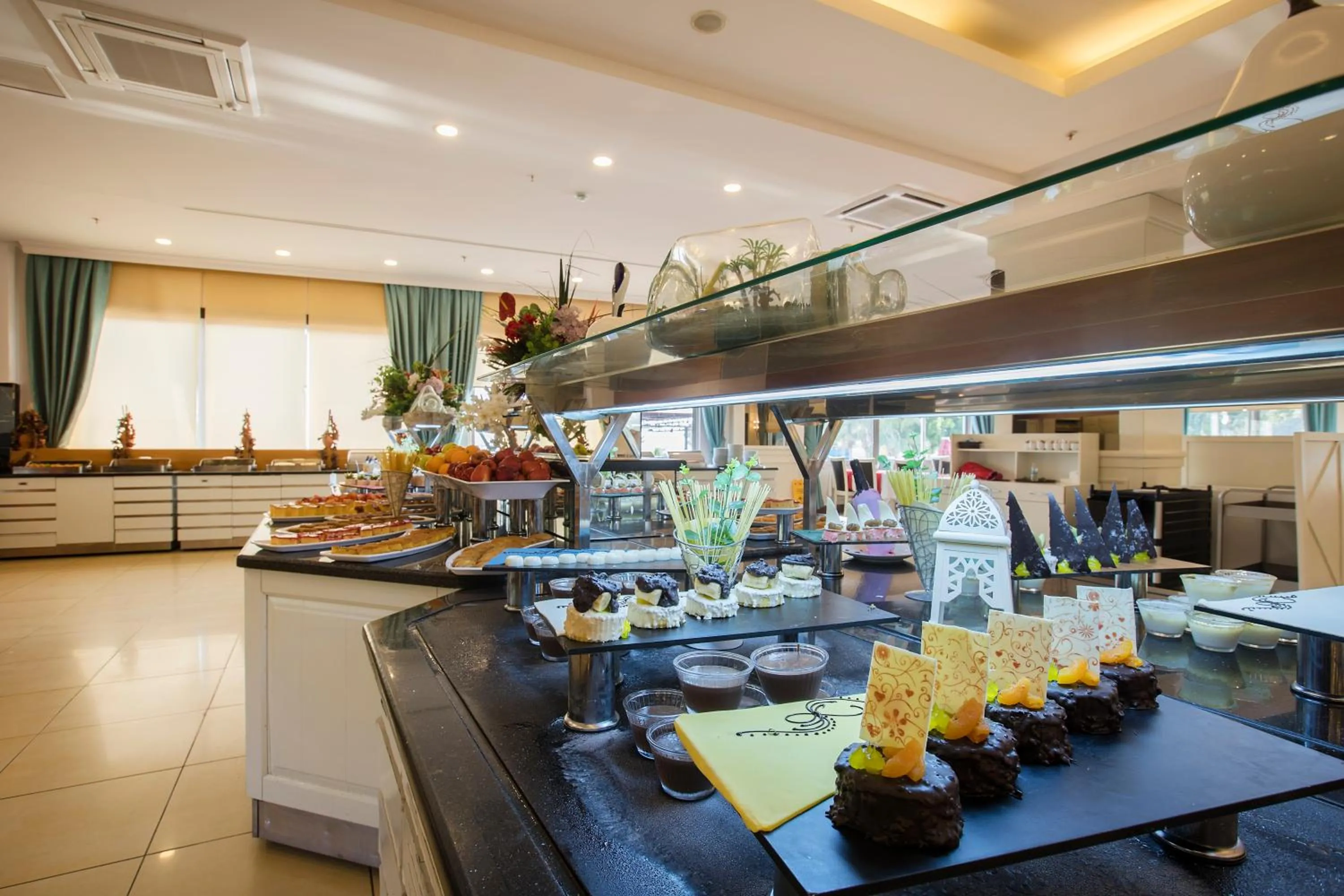 Restaurant/places to eat in MIRA MERIDIA BEACh RESORT HOTEL