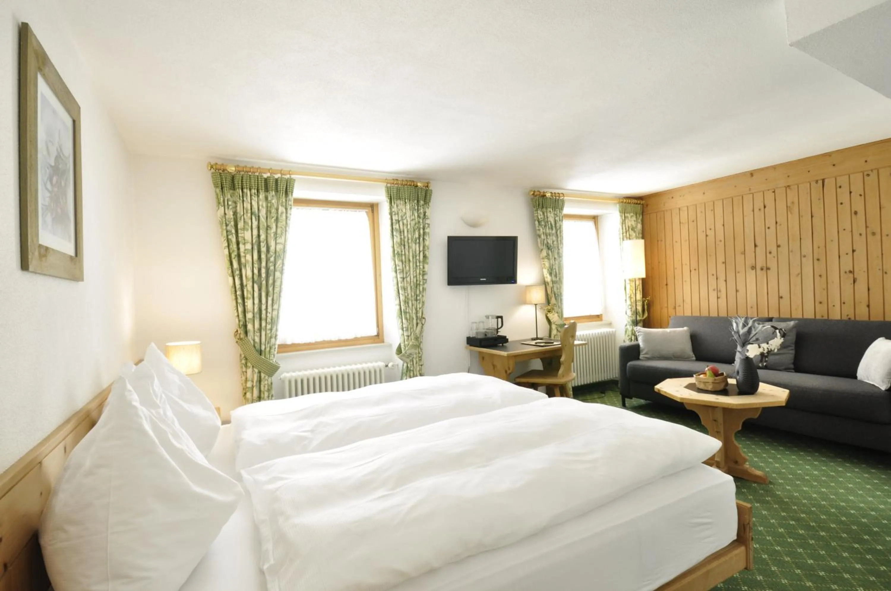 Photo of the whole room, Bed in Hotel Bernina