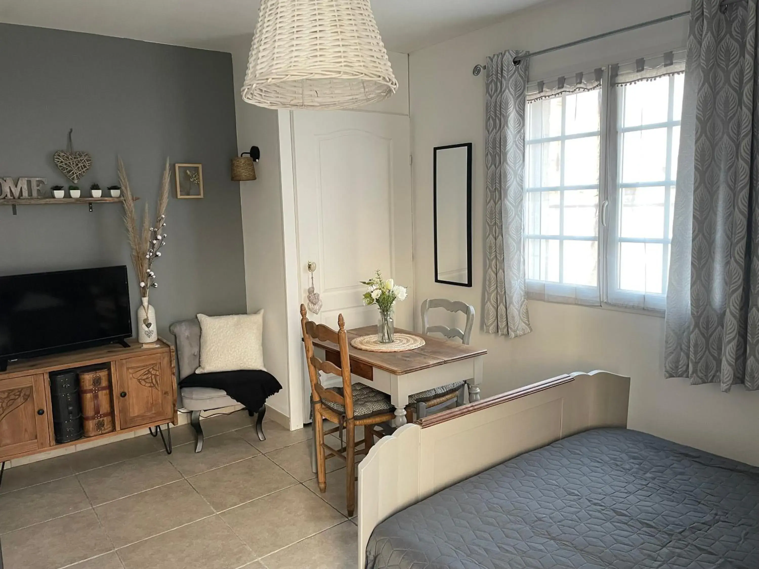 Double Room with Private Bathroom - single occupancy in Maison d'hôtes L'air d'antan Double Room with Private Bathroom - single occupancy in Maison d'hôtes L'air d'antan