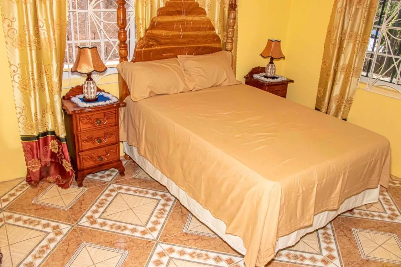 Bedroom, Bed in Bev's Rosevilla