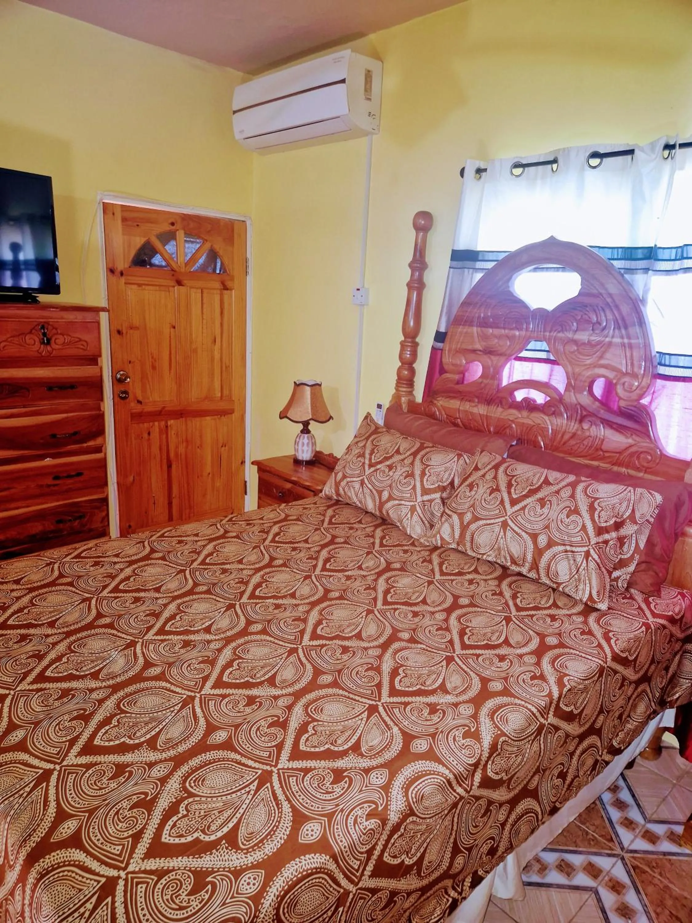 Bedroom, Bed in Bev's Rosevilla