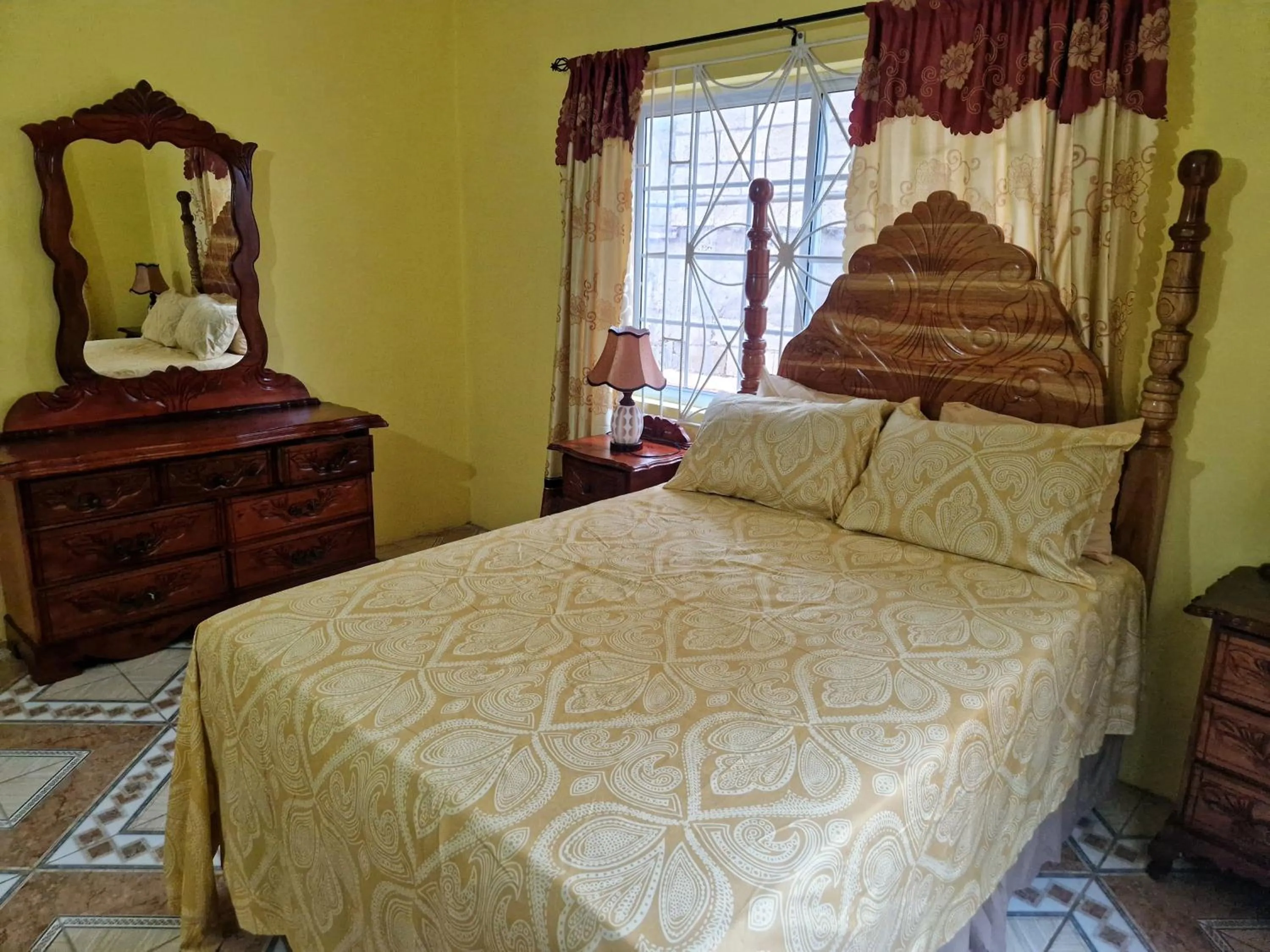 Bedroom, Bed in Bev's Rosevilla