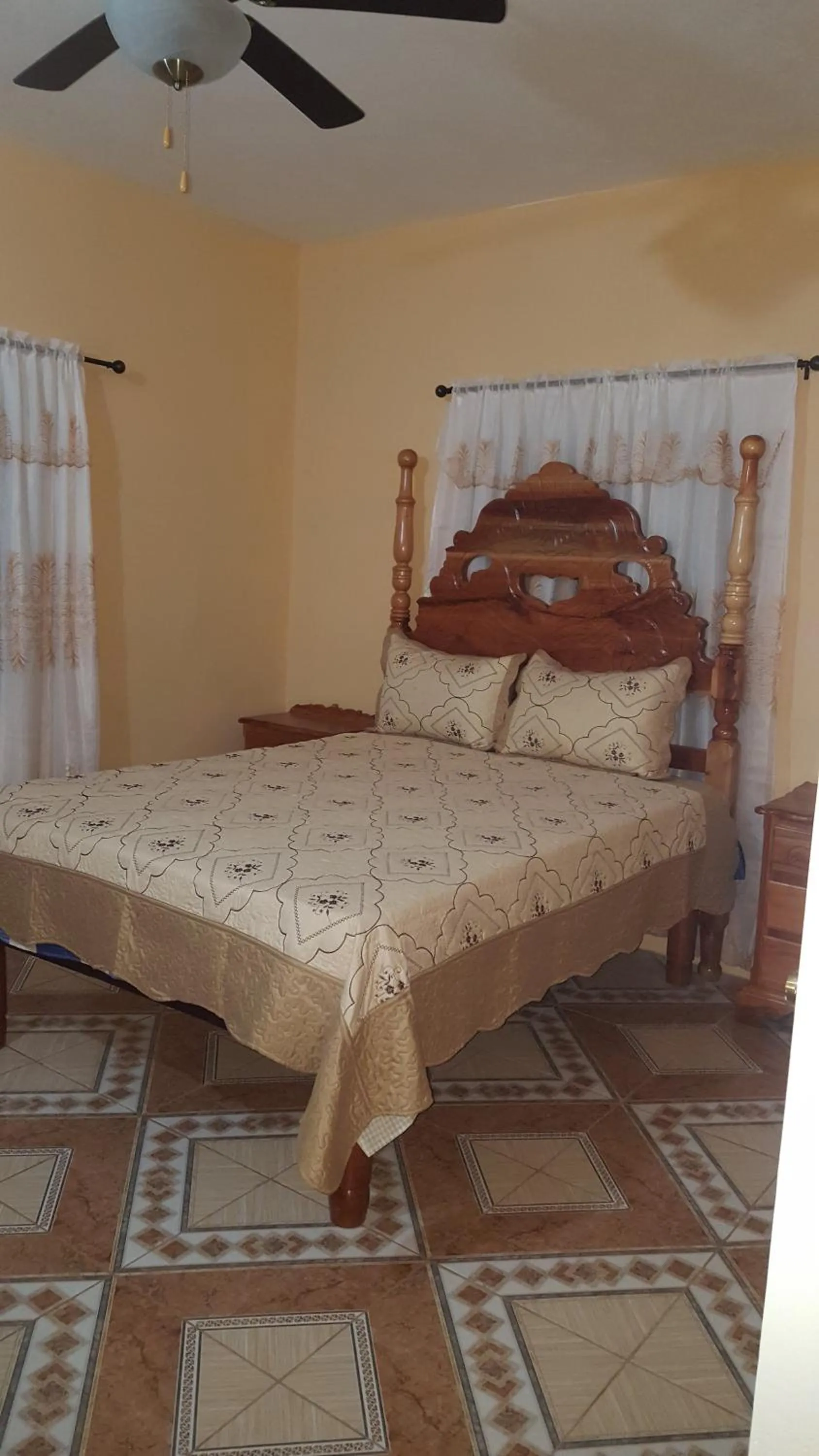 Photo of the whole room, Bed in Bev's Rosevilla