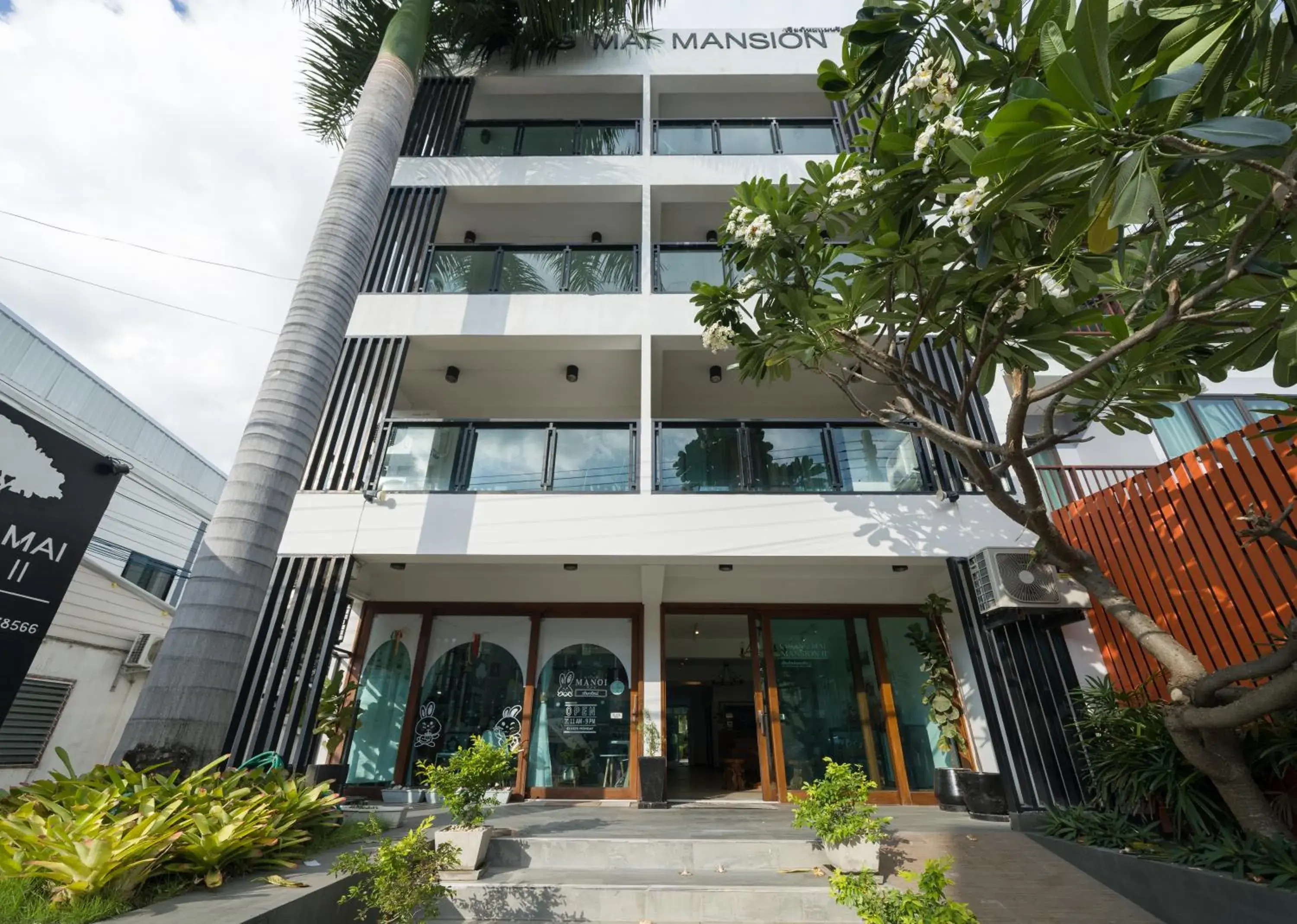 Facade/entrance in Chiang Mai Mansion 2 Facade/entrance in Chiang Mai Mansion 2