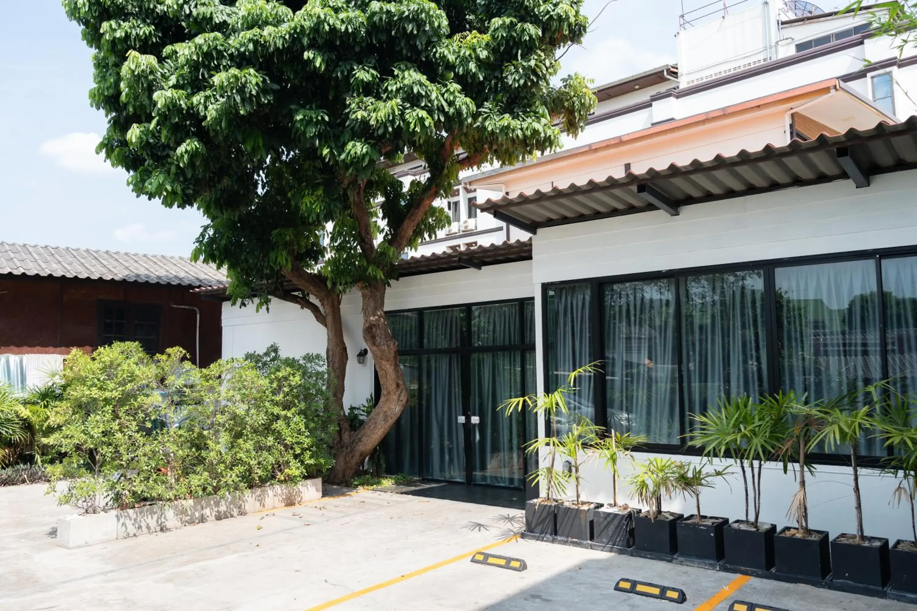 Property building in Chiang Mai Mansion 2 Property building in Chiang Mai Mansion 2