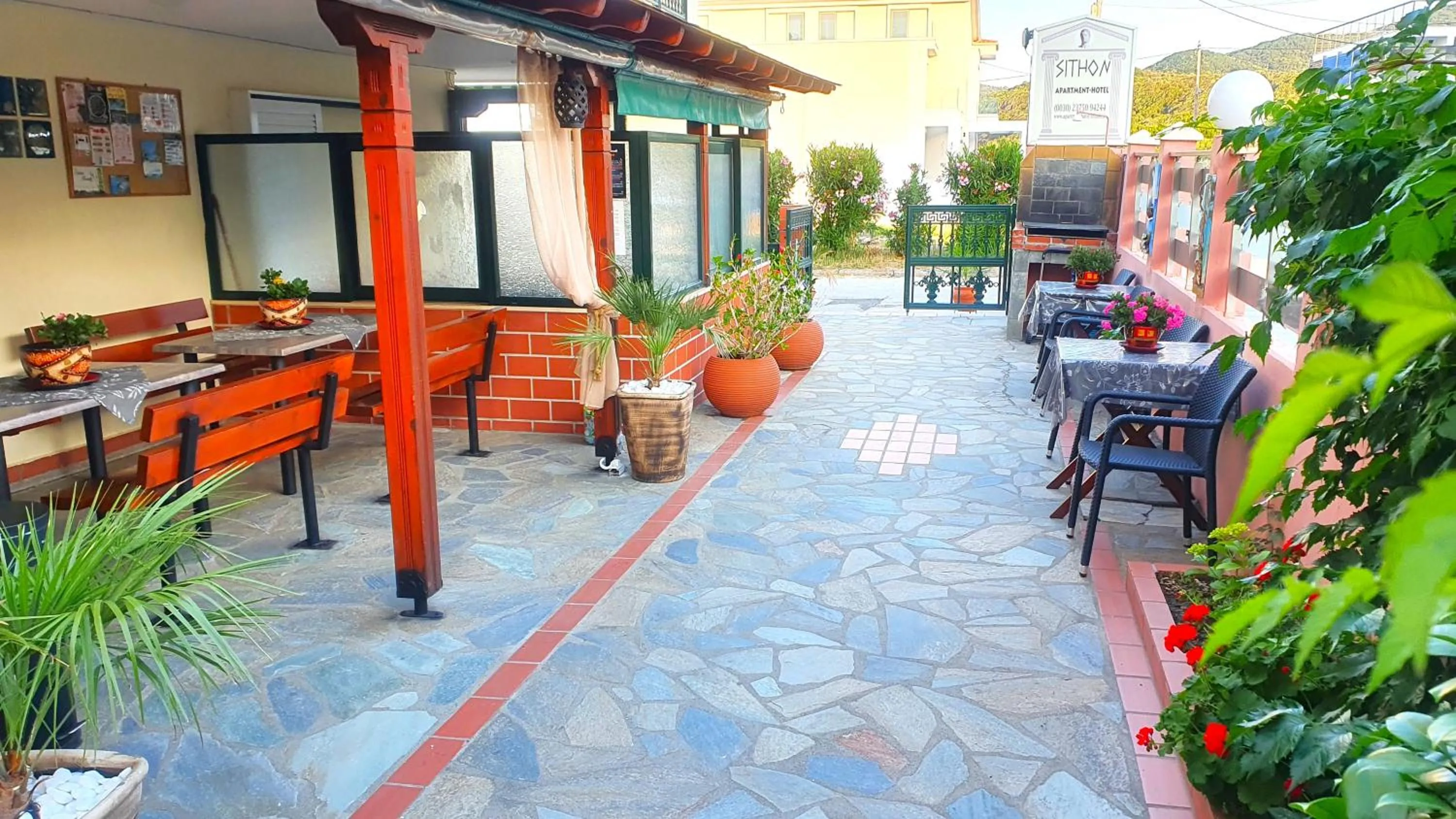 Patio in Apartmenthotel Sithon