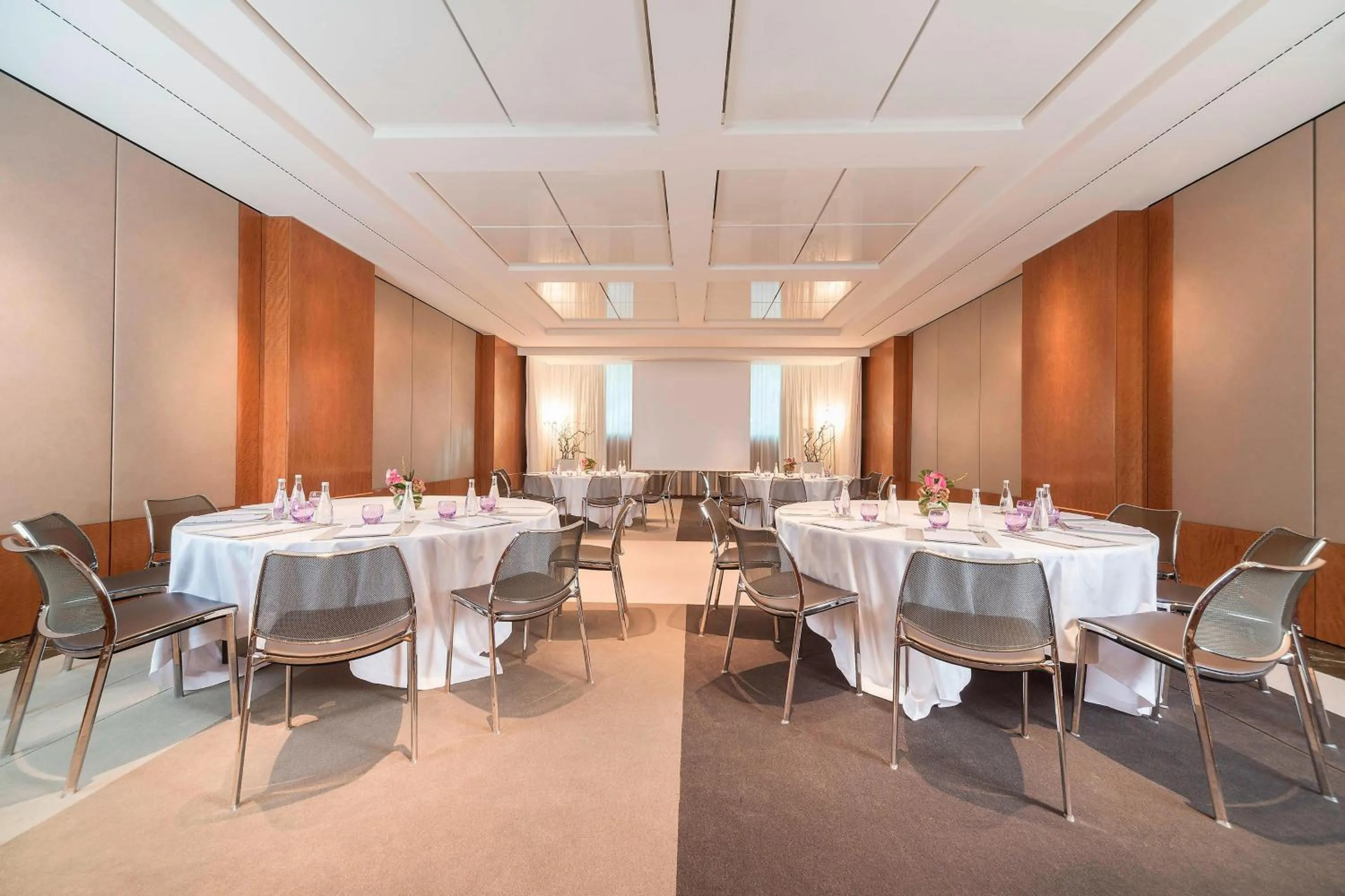 Lounge or bar in Hotel President Wilson, a Luxury Collection Hotel, Geneva