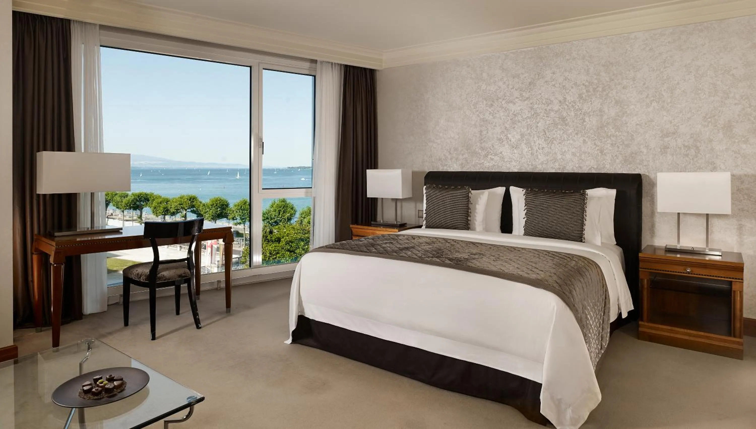 Lake view, Bed in Hotel President Wilson, a Luxury Collection Hotel, Geneva