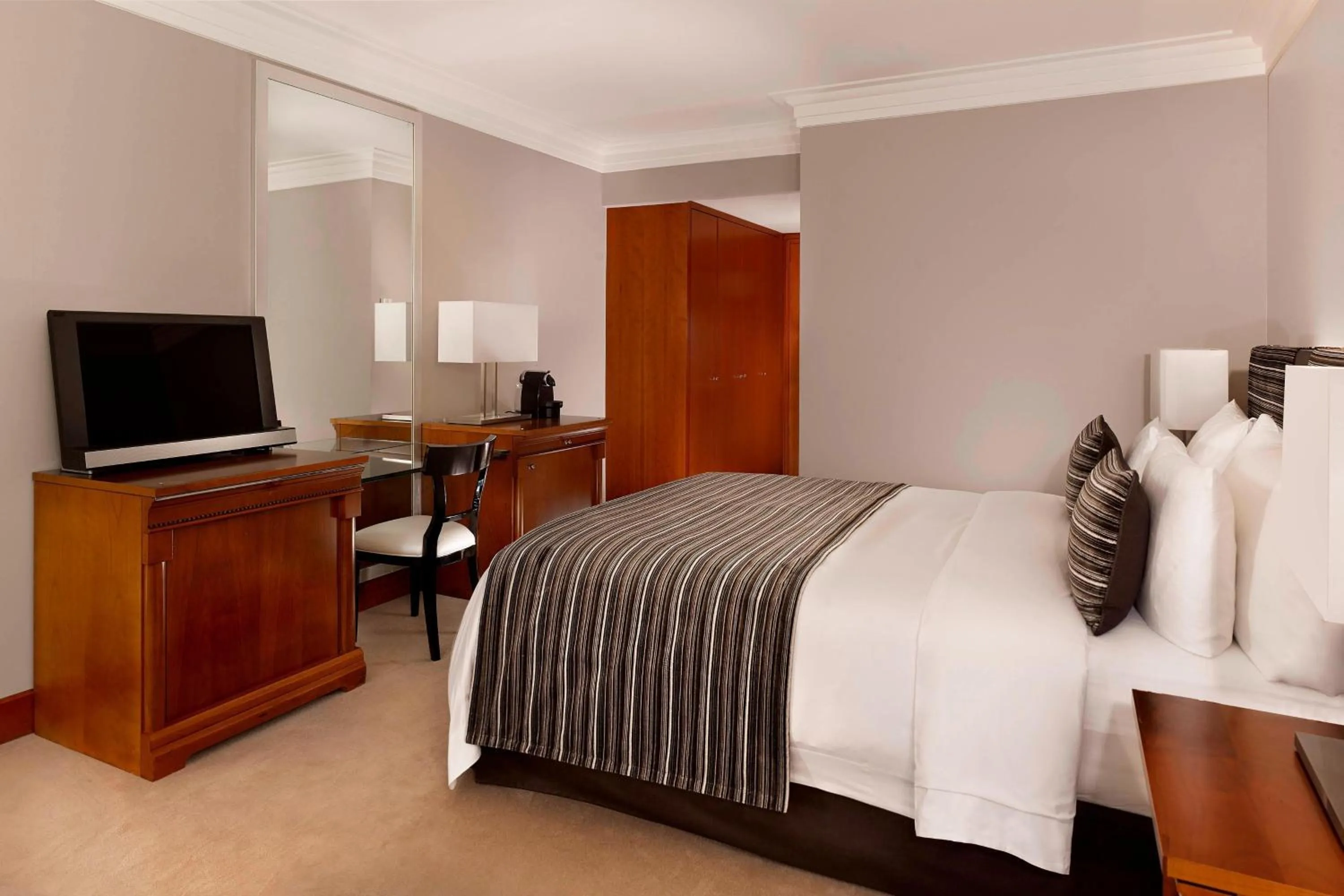 Photo of the whole room, Bed in Hotel President Wilson, a Luxury Collection Hotel, Geneva