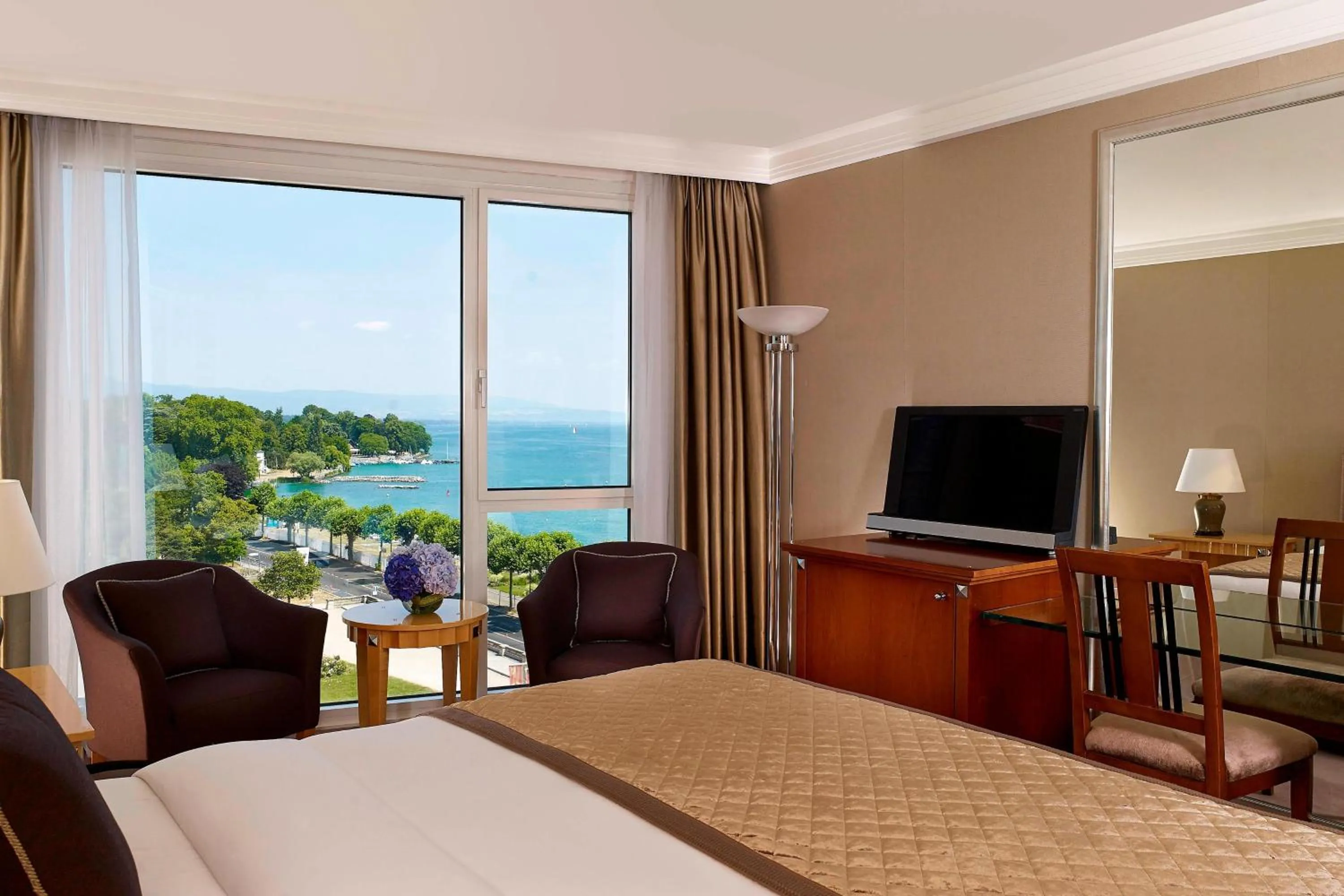 Bedroom, Bed in Hotel President Wilson, a Luxury Collection Hotel, Geneva