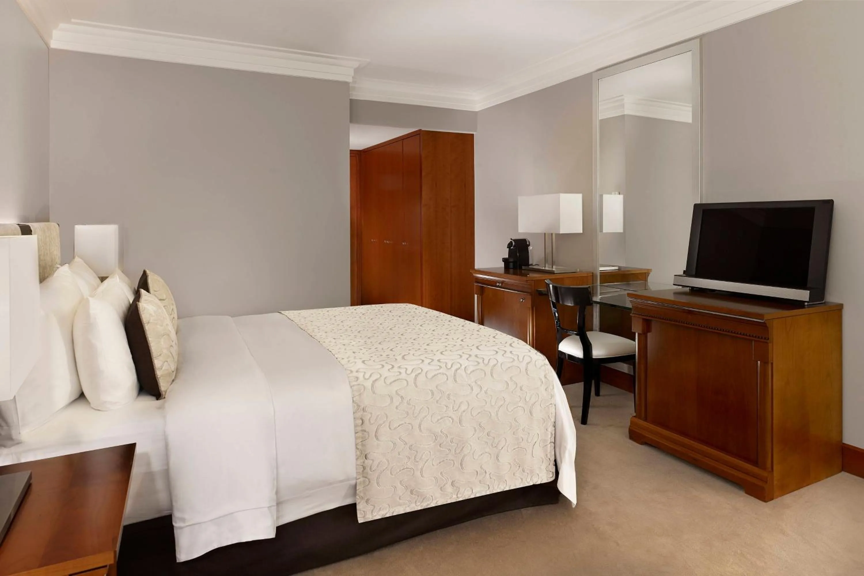 Photo of the whole room, Bed in Hotel President Wilson, a Luxury Collection Hotel, Geneva