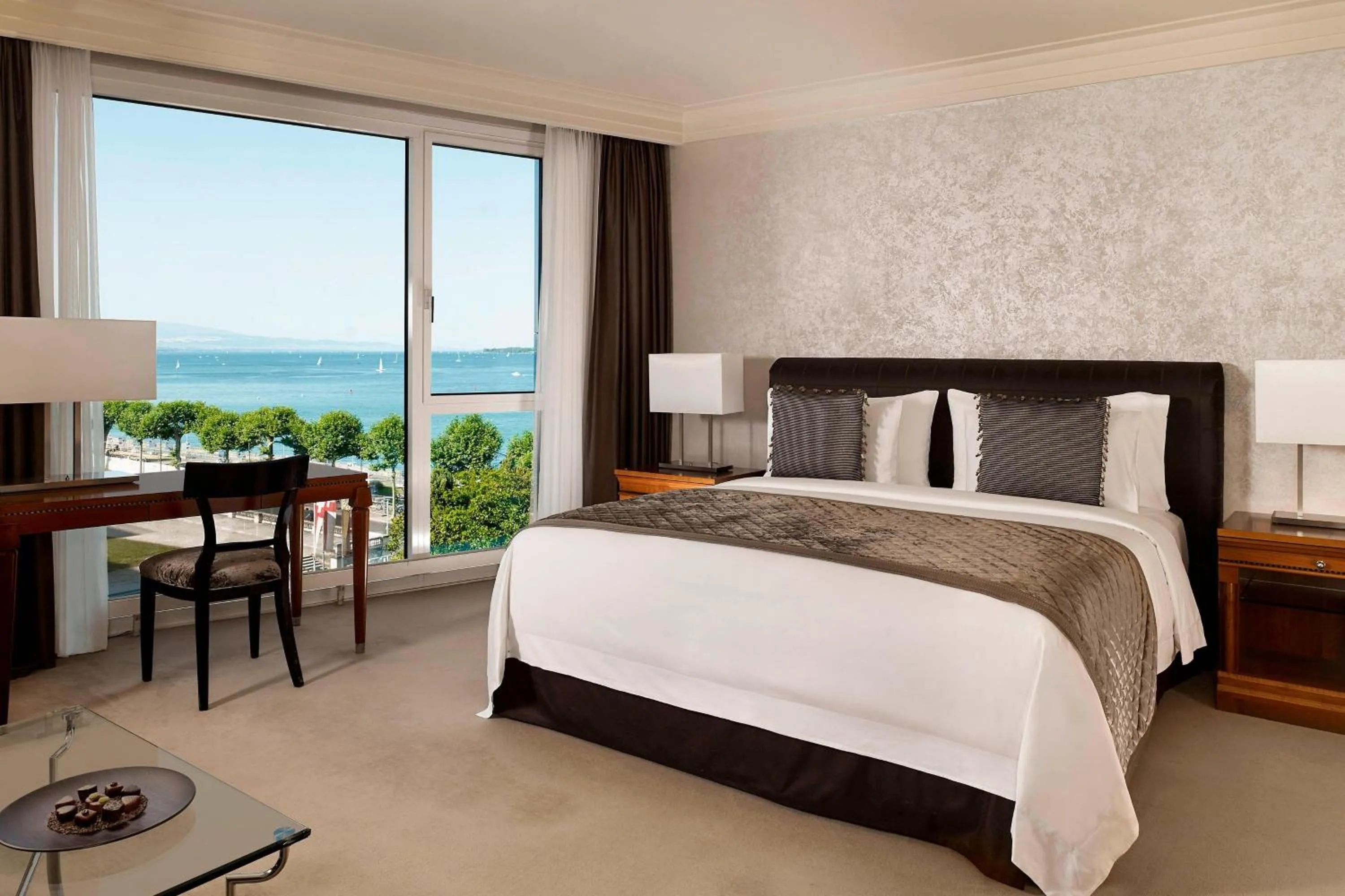 Living room, Bed in Hotel President Wilson, a Luxury Collection Hotel, Geneva