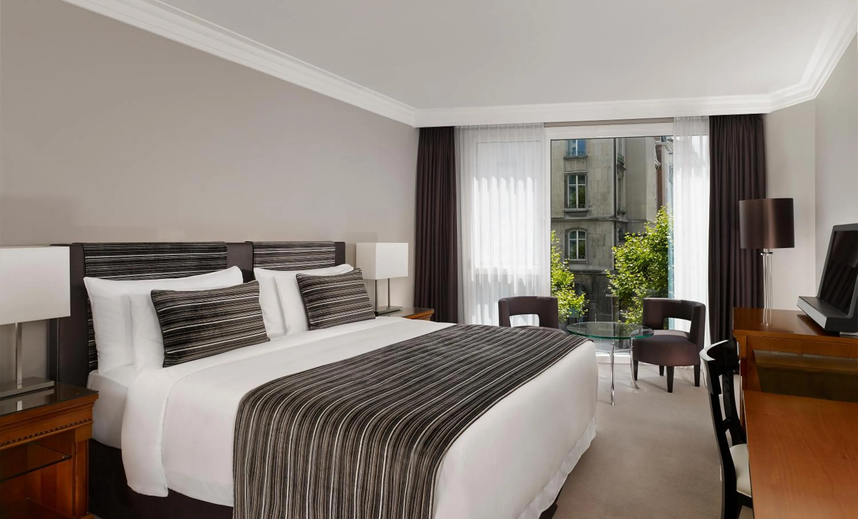 City view, Bed in Hotel President Wilson, a Luxury Collection Hotel, Geneva