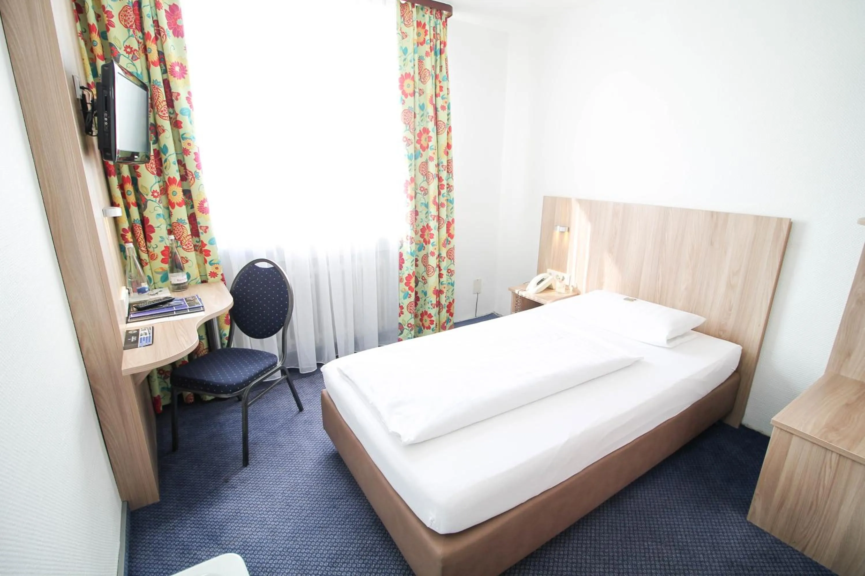 Photo of the whole room, Bed in Hotel am Zoo