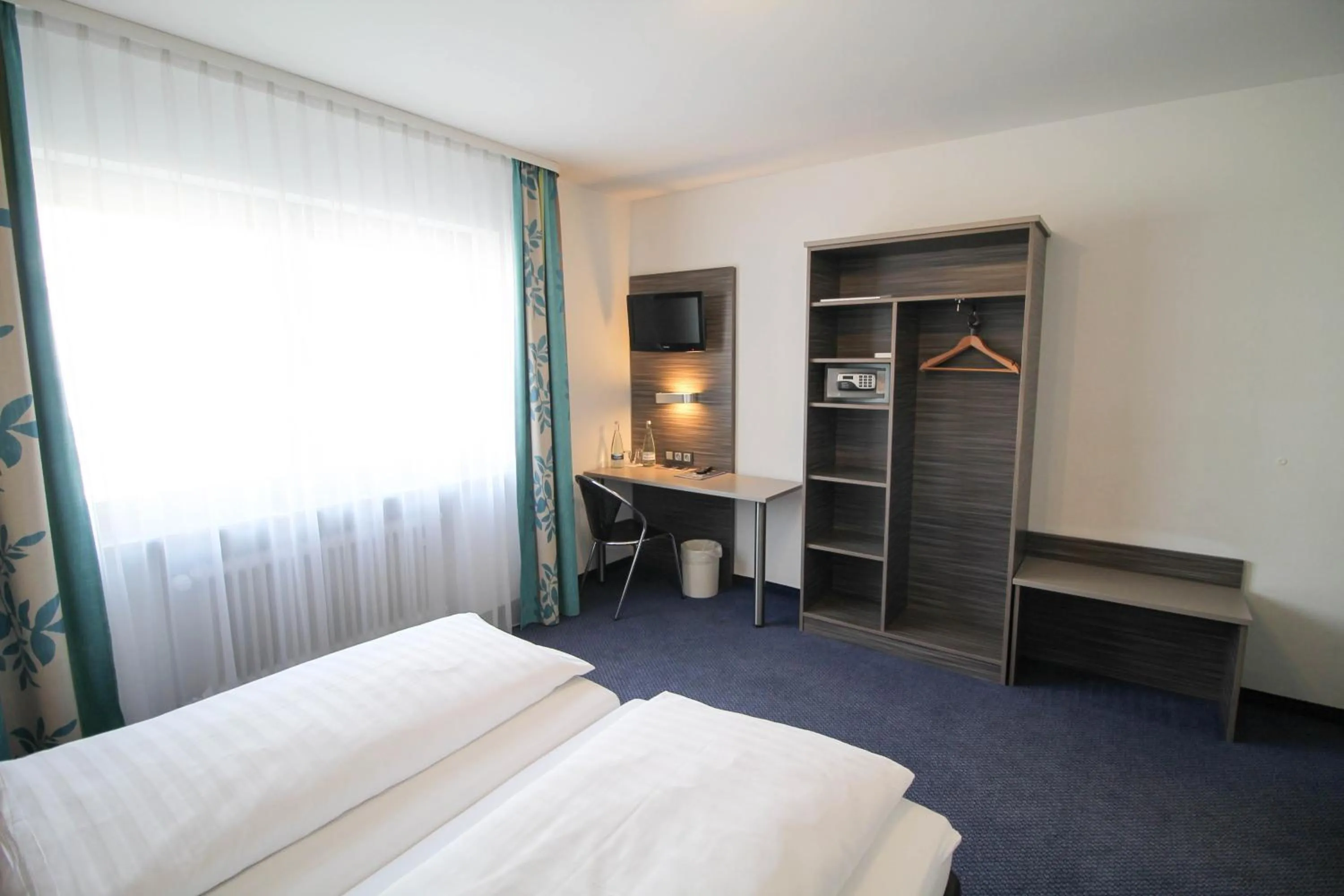 Photo of the whole room, Bed in Hotel am Zoo