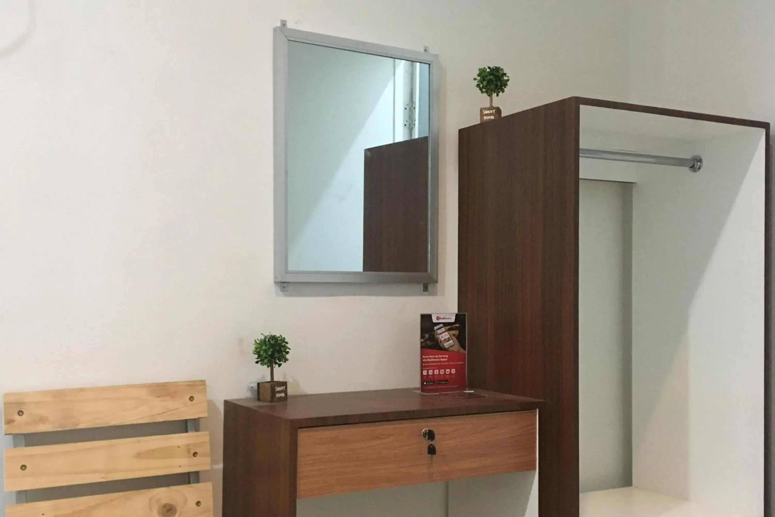 TV and multimedia in RedDoorz near Institut Kesehatan Helvetia TV and multimedia in RedDoorz near Institut Kesehatan Helvetia