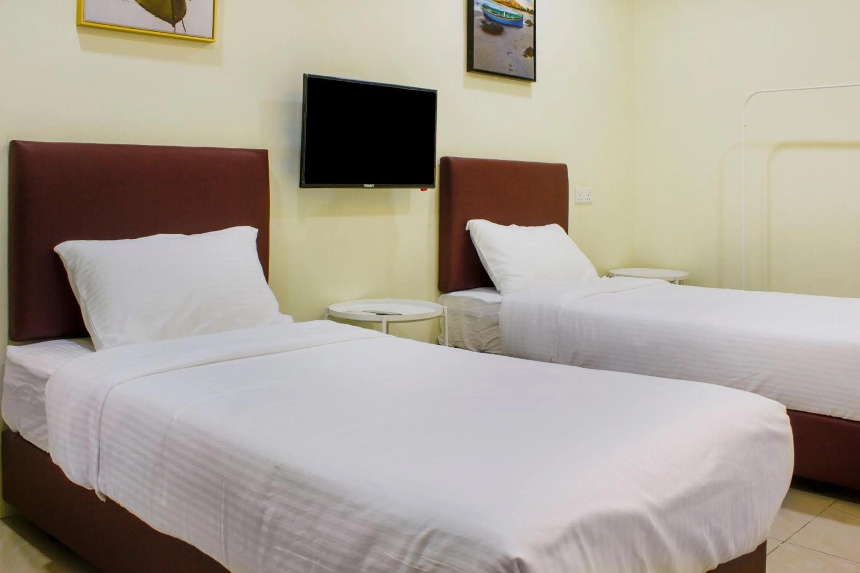 Bedroom, Bed in Hotel O Roselyn Inn 2