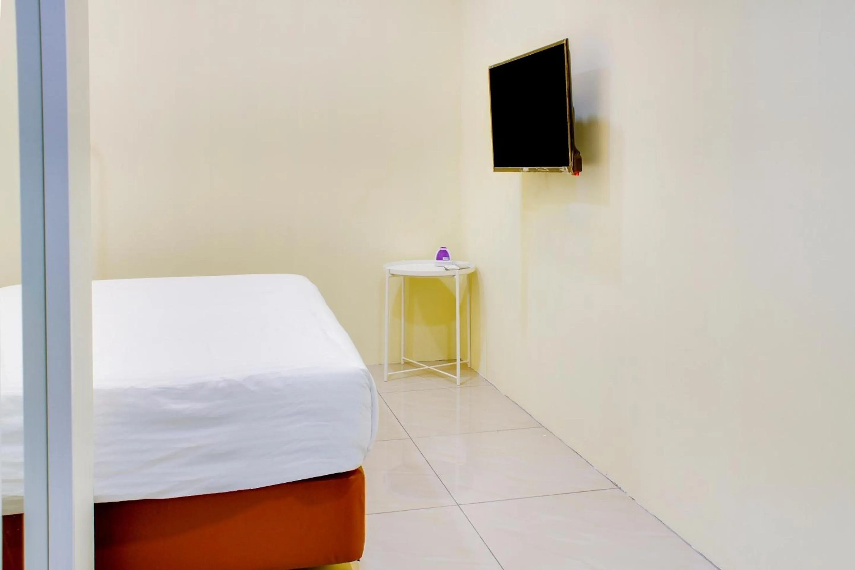 Bedroom, Bed in Hotel O Roselyn Inn 2