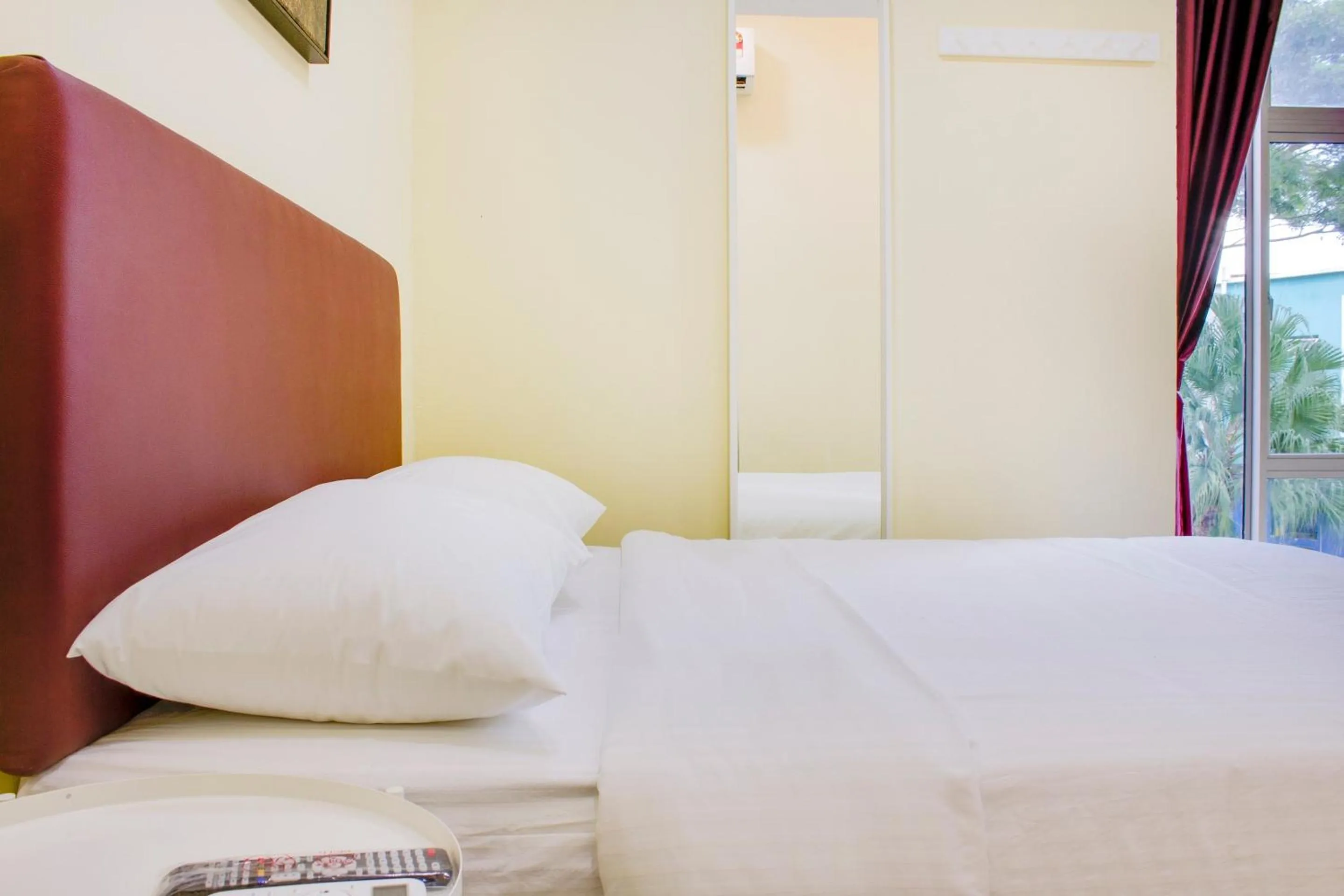 Bedroom, Bed in Hotel O Roselyn Inn 2