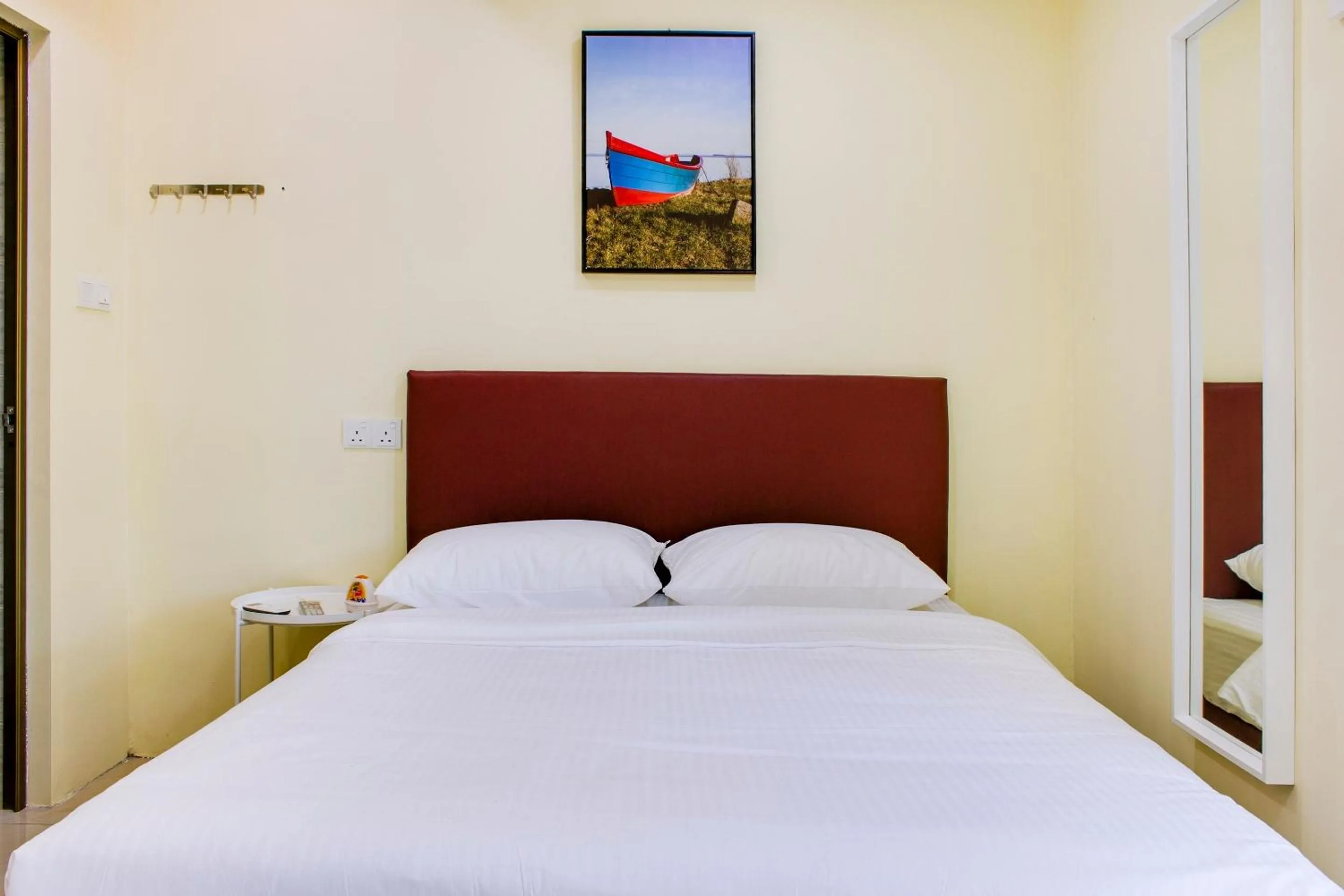 Bedroom, Bed in Hotel O Roselyn Inn 2