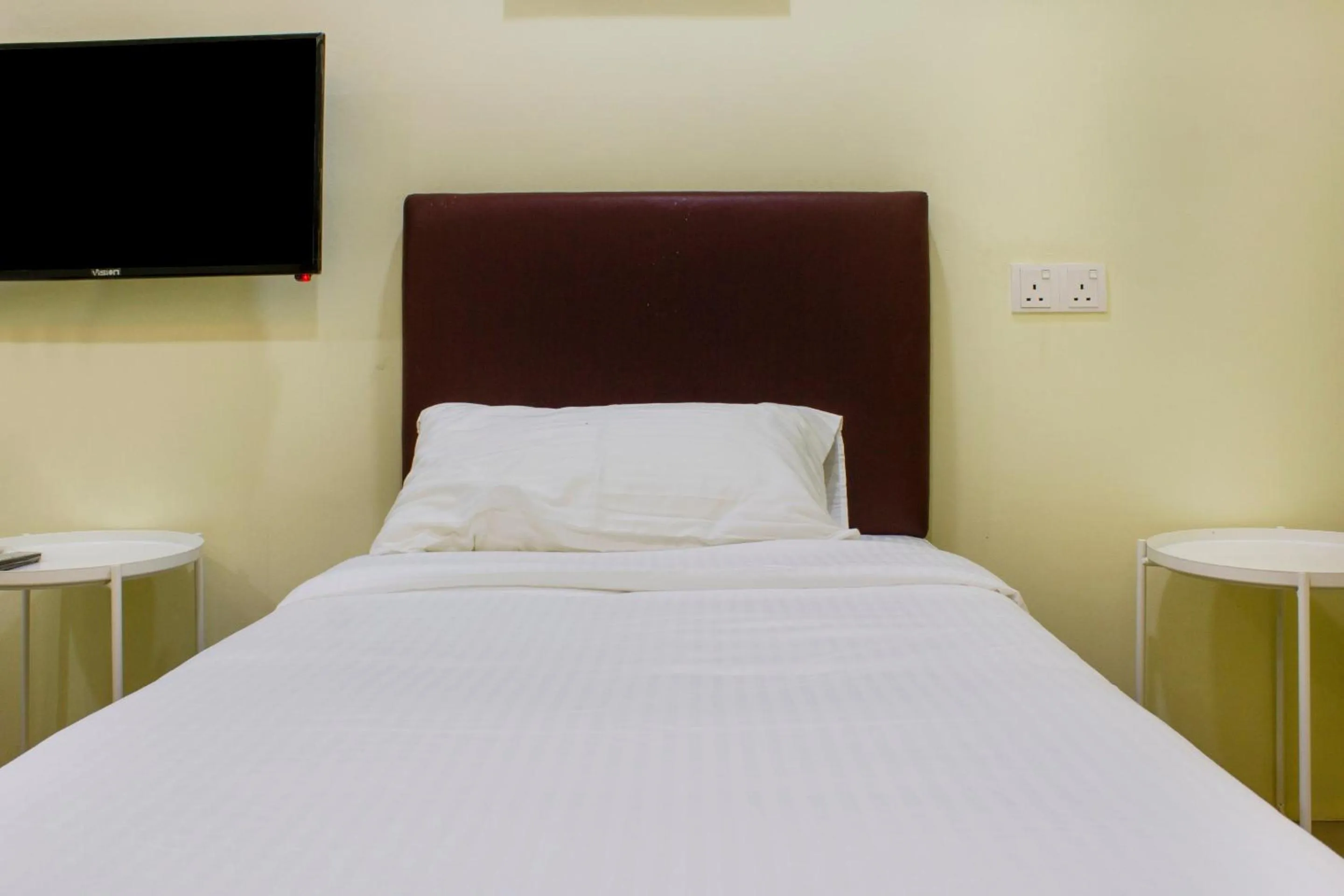 Bedroom, Bed in Hotel O Roselyn Inn 2