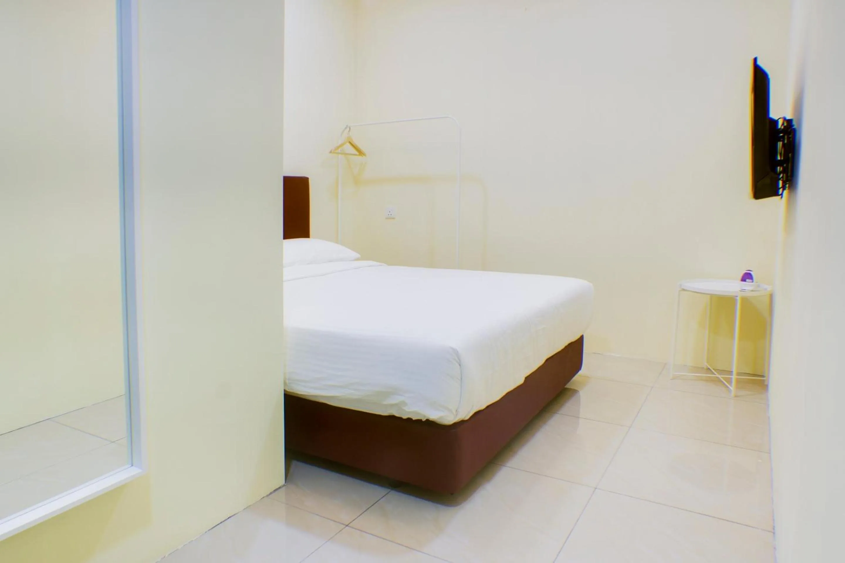 Bedroom, Bed in Hotel O Roselyn Inn 2