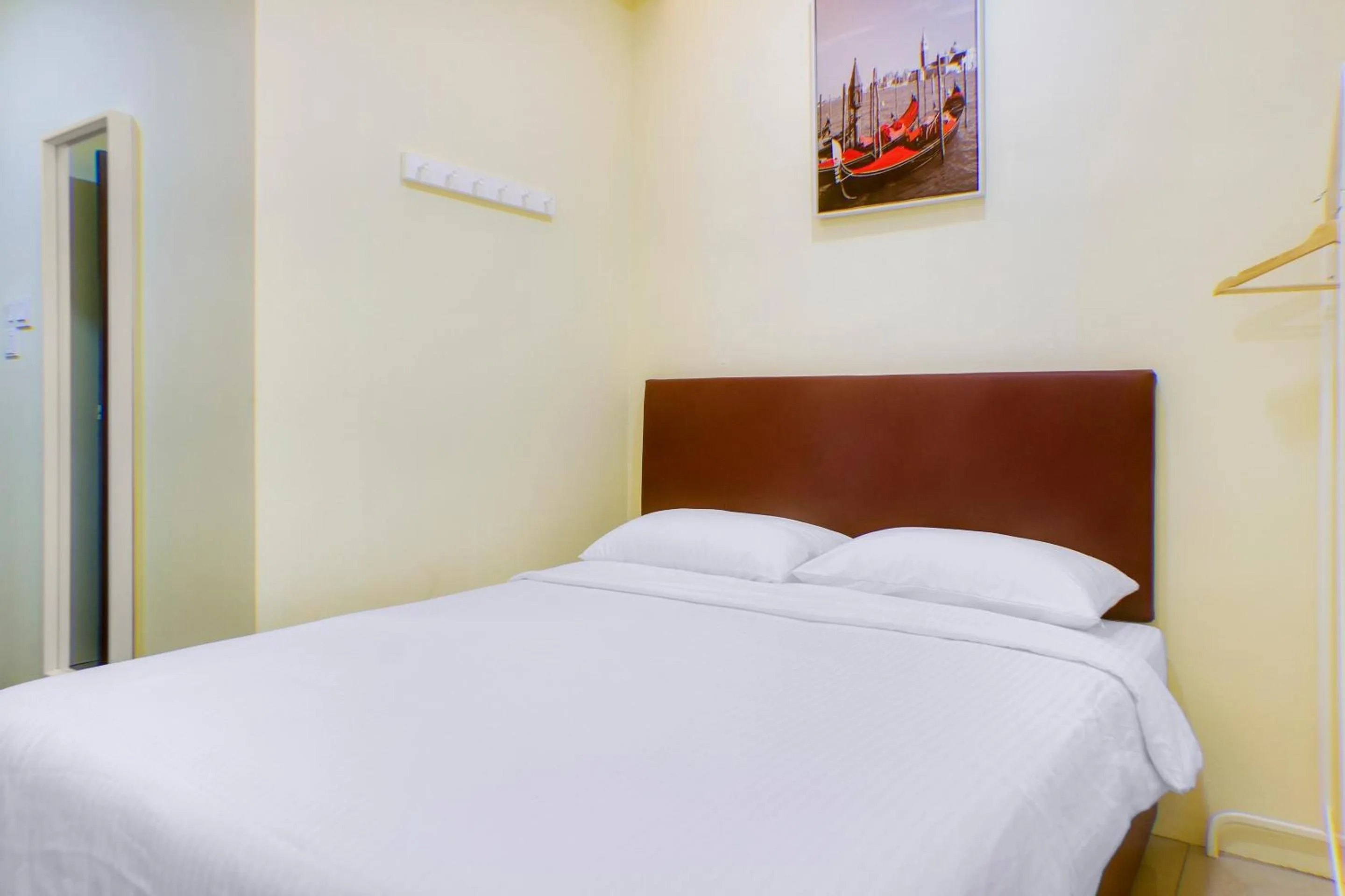 Bedroom, Bed in Hotel O Roselyn Inn 2