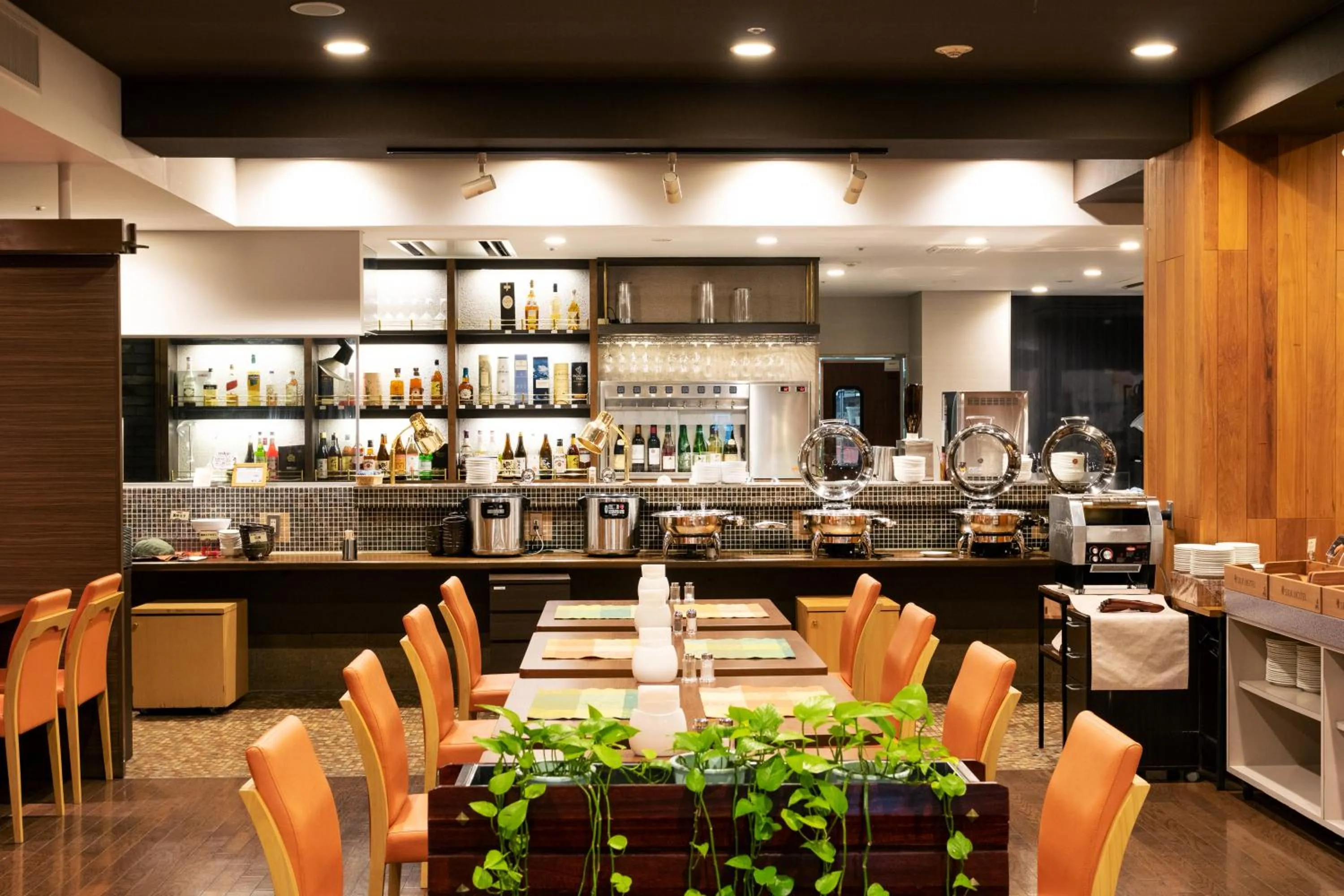 Restaurant/places to eat in Silk Hotel