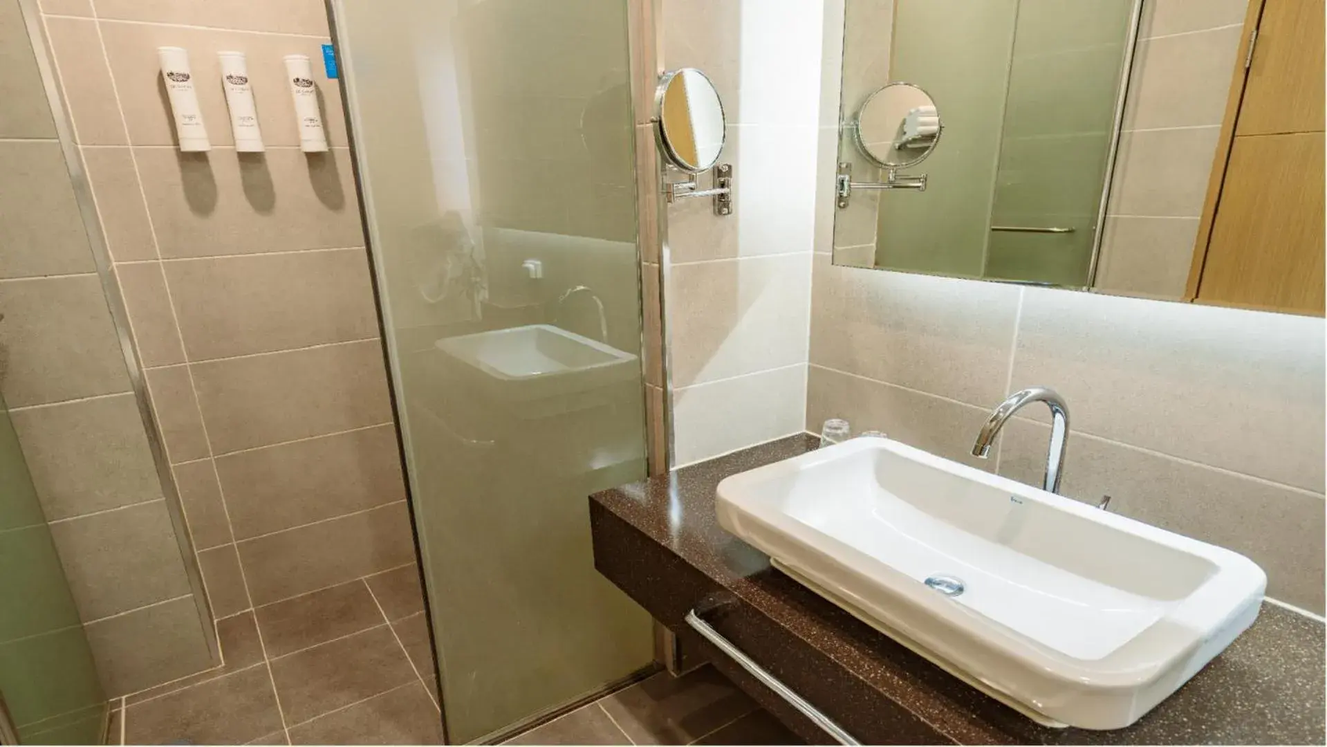 Bathroom in Ramada Plaza by Wyndham Dolsan Yeosu Bathroom in Ramada Plaza by Wyndham Dolsan Yeosu